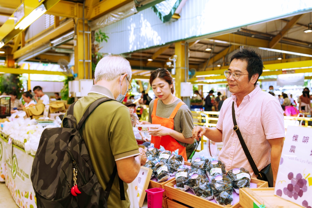 全臺聯合推廣國產驗證農產品啟動 「國產驗證安心GO蔬活好禮開心抽」活動盛大開跑 6 圖三農民與消費者互動良好一起支持國產驗證農產品 Fotor