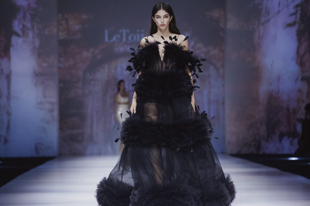 %E5%9C%96%E4%BA%94LETOII ATELIERELUSIVE%E9%9A%B1%E6%84%9B%E9%AB%98%E7%B4%9A%E8%A8%82%E8%A3%BD%E7%B3%BB%E5%88%97%E4%BA%AE%E7%9B%B8%E4%B8%8A%E6%B5%B7%E6%99%82%E8%A3%9D%E5%91%A8 7.jpg