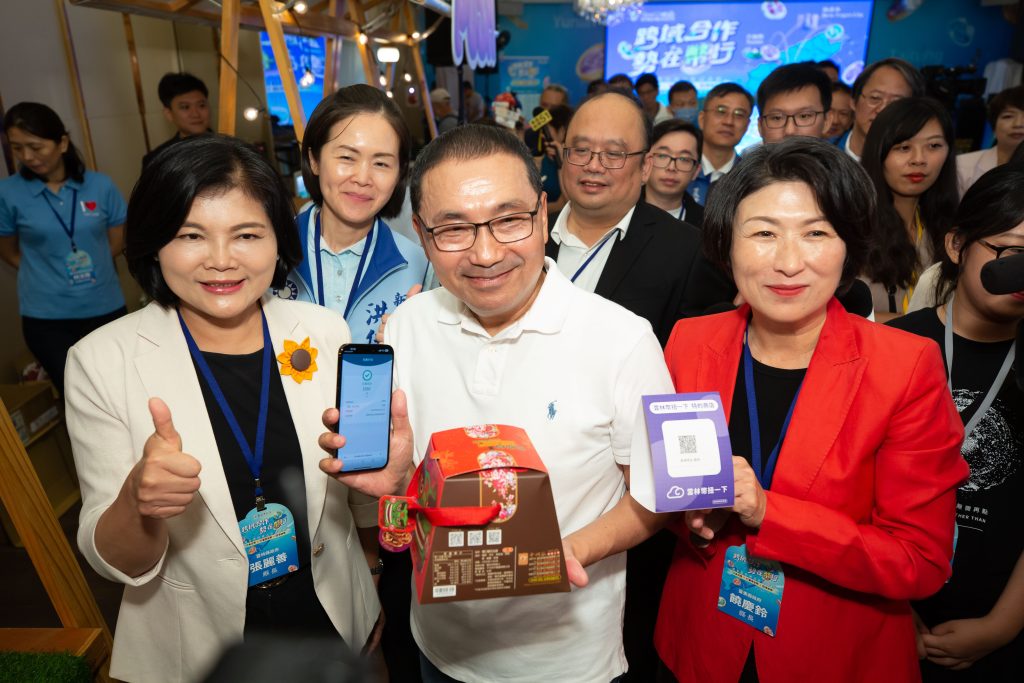 圖五臺東縣長與新北特色攤商互動親自示範城市幣跨域支付體驗 - 報新聞 Mega News 圖五臺東縣長與新北特色攤商互動親自示範城市幣跨域支付體驗 1024x683 1