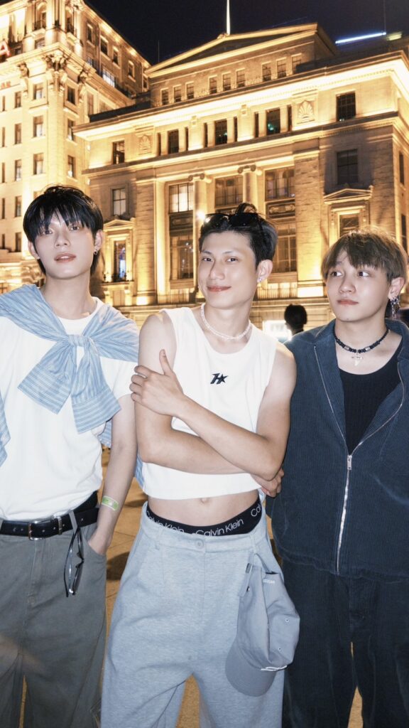 人氣男團 Saturnday偶像上海限定之旅秘密帶路!小潘、立杰、凱杰獨家「星之旅」玩法超甜,寵粉行程全公開 2 %E5%9C%96%EF%BC%9A%E4%BA%BA%E6%B0%A3%E7%94%B7%E5%9C%98 %E3%80%8CSaturnday%E3%80%8D%E6%88%90%E5%93%A1%E5%87%B1%E6%9D%B0%E3%80%81%E7%AB%8B%E6%9D%B0%E3%80%81%E5%B0%8F%E6%BD%98%EF%BC%8C%E5%B8%B6%E8%91%97%E7%B2%89%E7%B5%B2%E5%A4%9C%E9%81%8A%E9%BB%83%E6%B5%A6%E6%B1%9F%EF%BC%8C%E6%AC%A3%E8%B3%9E%E6%9D%B1%E6%96%B9%E6%98%8E%E7%8F%A0%E5%A1%94%E8%88%87%E8%90%AC%E5%9C%8B%E5%8D%9A%E8%A6%BD%E5%BB%BA%E7%AF%89%E7%BE%A4%E7%9A%84%E7%92%80%E7%92%A8%E7%87%88%E7%81%AB %E7%85%A7%E7%89%87%E6%8F%90%E4%BE%9B%EF%BC%9A%E6%98%9F%E4%B9%8B%E6%97%85