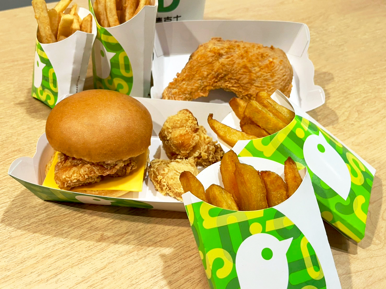 圖片說明德克士推出連假檔期限定優惠與會員月專屬活動招牌脆皮炸雞漢堡薯條等超人氣商品成為聚會首選吸引饕客放假大快朵頤 1