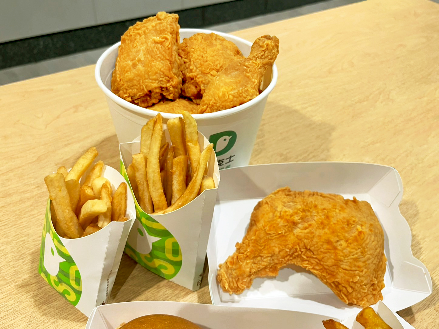圖片說明德克士脆皮炸雞桶搭配經典薯條外酥內嫩金黃香脆連假檔期成為饕客首選的分享組合 1