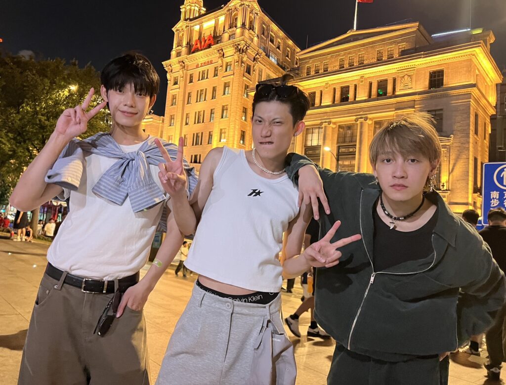 人氣男團 Saturnday偶像上海限定之旅秘密帶路!小潘、立杰、凱杰獨家「星之旅」玩法超甜,寵粉行程全公開 1 %E5%9C%96%EF%BC%9A%EF%BC%88%E7%94%B1%E5%B7%A6%E8%87%B3%E5%8F%B3%EF%BC%89%E4%BA%BA%E6%B0%A3%E7%94%B7%E5%9C%98%E3%80%8CSaturnday%E3%80%8D%E6%88%90%E5%93%A1%E5%87%B1%E6%9D%B0%E3%80%81%E7%AB%8B%E6%9D%B0%E3%80%81%E5%B0%8F%E6%BD%98%EF%BC%8C%E5%8C%96%E8%BA%AB%E3%80%8C%E6%98%9F%E7%B4%9A%E9%A0%98%E8%88%AA%E5%93%A1%E3%80%8D%E5%B8%B6%E9%A0%98%E7%B2%89%E7%B5%B2%E9%A3%9B%E5%BE%80%E9%AD%85%E5%8A%9B%E4%B8%8A%E6%B5%B7 %E5%9C%96%E7%89%87%E6%8F%90%E4%BE%9B%EF%BC%9A%E6%98%9F%E4%B9%8B%E6%97%85