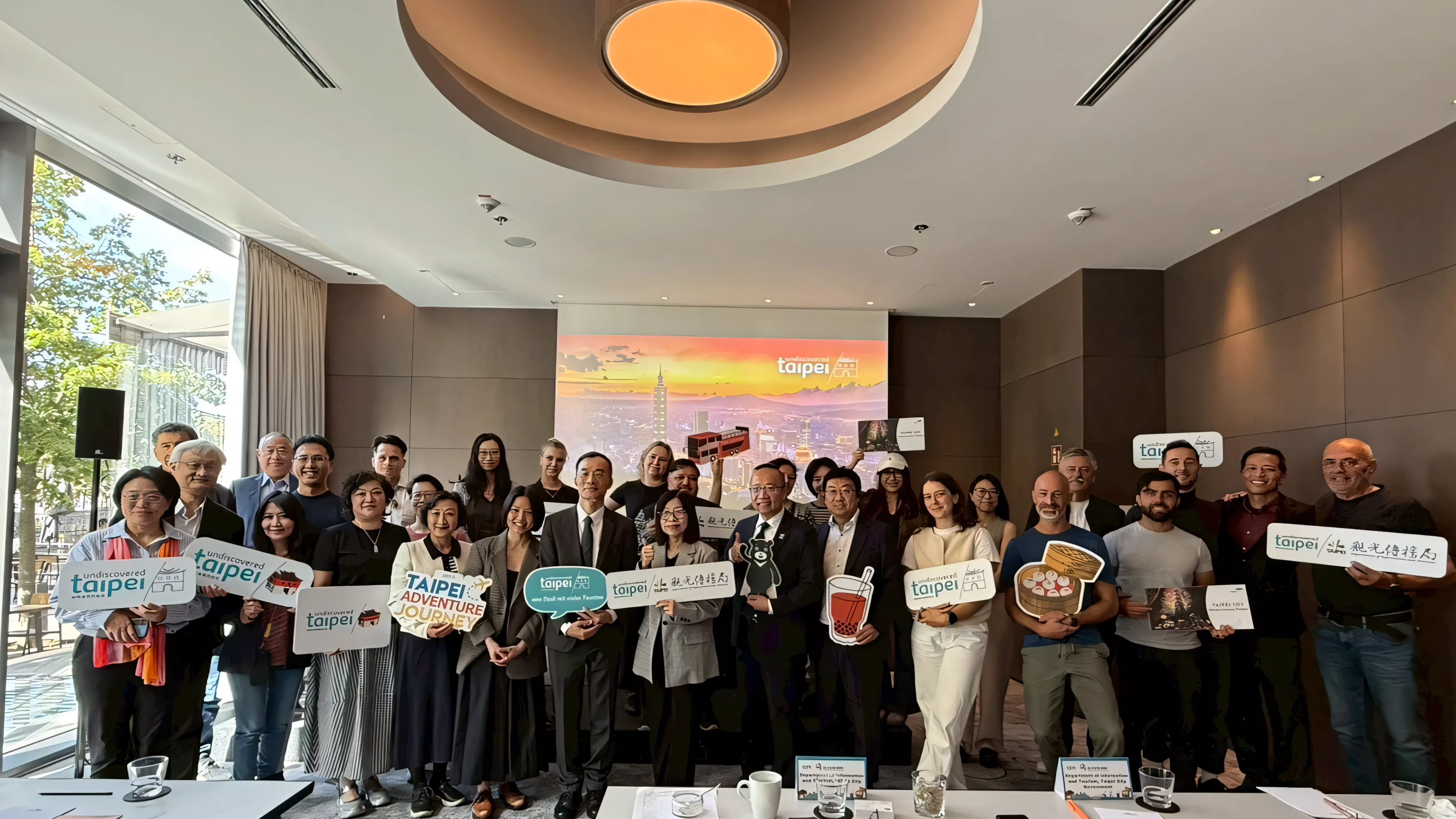 臺北登上柏林車站 「A City of Layers」層層魅力進攻歐洲市場 6 圖說1觀傳局在柏林辦理臺北觀光說明會邀請駐德國台北代表處王永德組長及當地組團 2