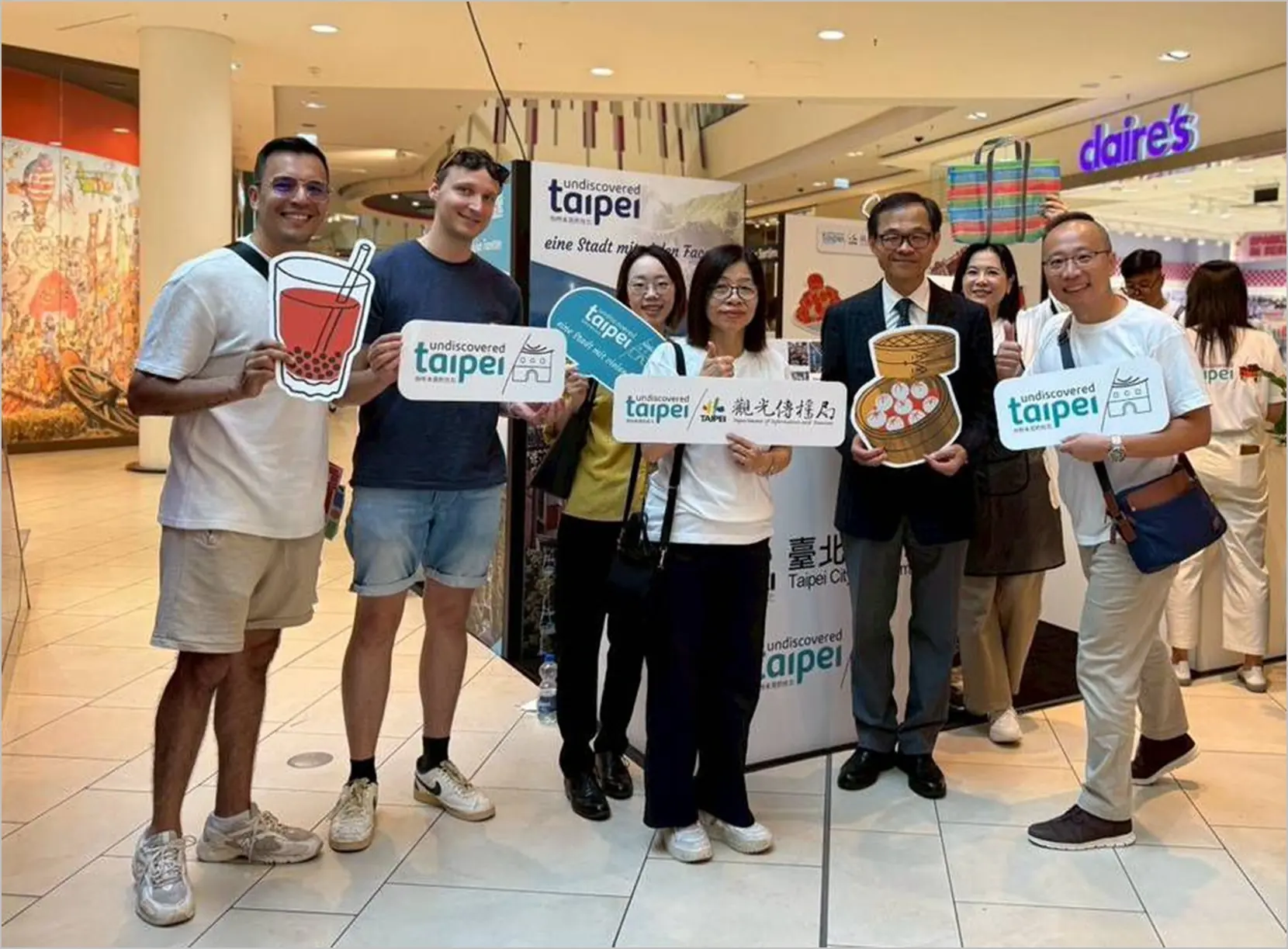 臺北登上柏林車站 「A City of Layers」層層魅力進攻歐洲市場 7 圖說3駐法蘭克福辦事處羅美舜處長右三至觀傳局展攤和參與民眾一同合影 0