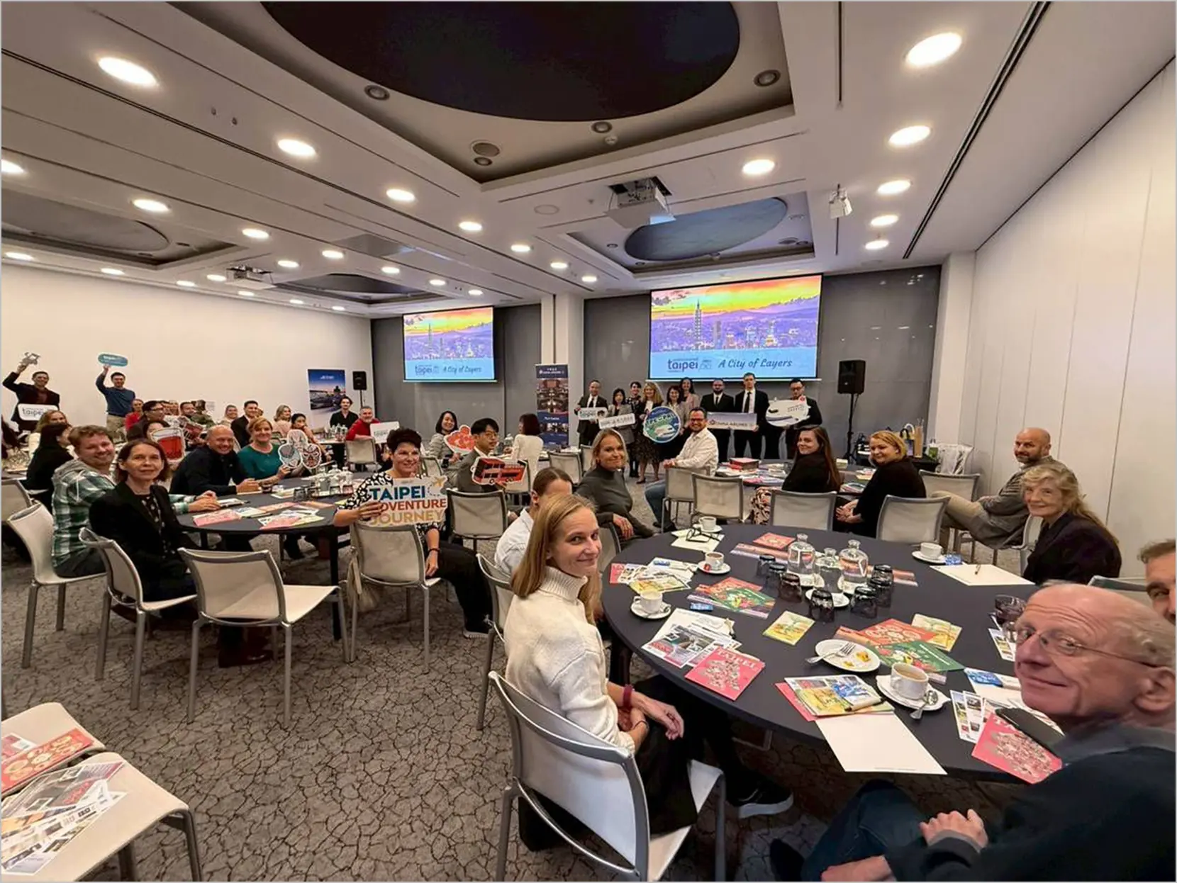 臺北登上柏林車站 「A City of Layers」層層魅力進攻歐洲市場 10 圖說8觀傳局與中華航空合作於捷克布拉格辦理臺北觀光推廣會向捷克旅行業者介紹臺