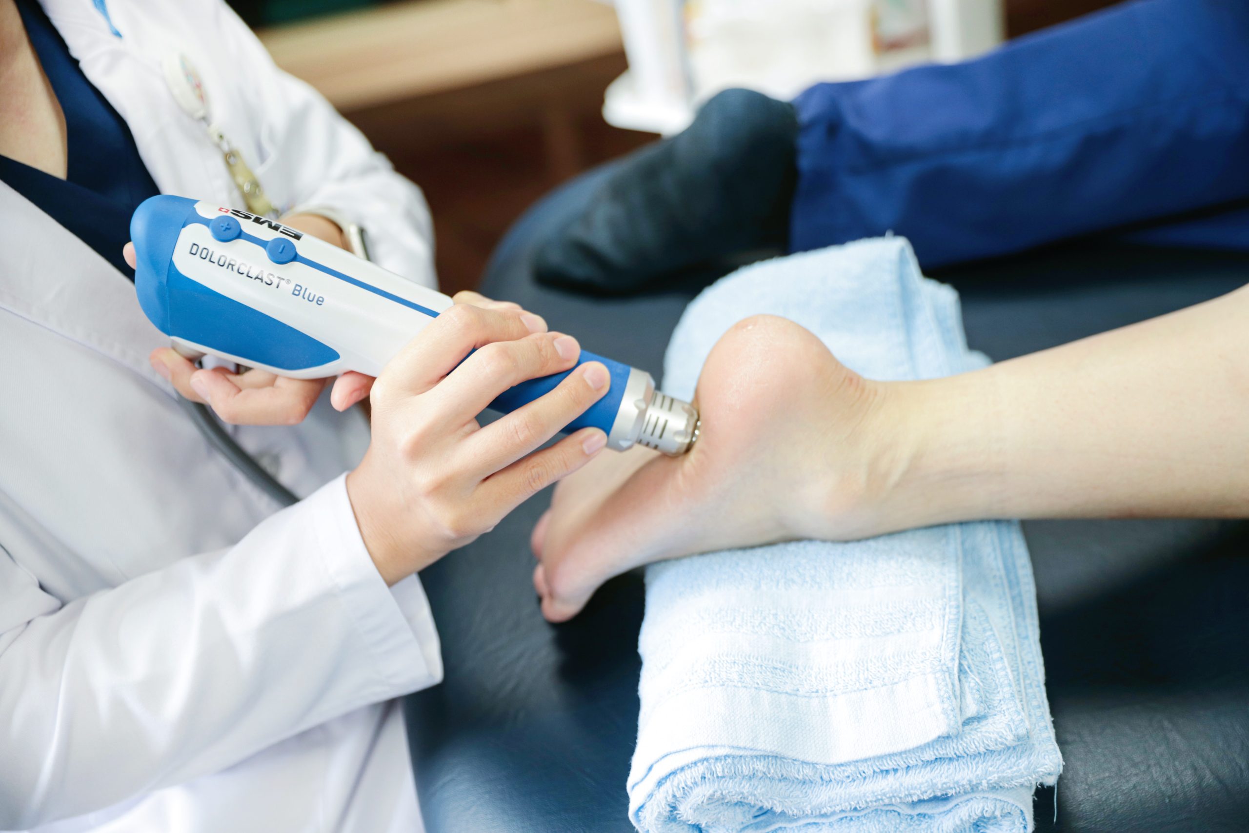 在羅東博愛醫院復健醫學柯葉書銘醫師的評估與建議下林阿姨進行了震波治療搭配物理 scaled 1