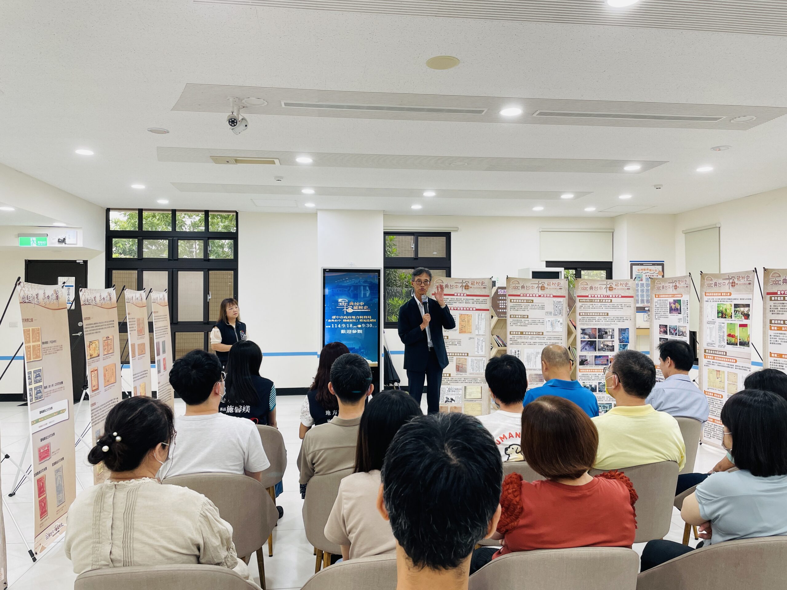 921記憶在檔案裡延續 中市地稅局「金典台中 檔藏稅史」檔案展前進南投 5 地稅局沈政安局長為大家介紹 金典台中 檔藏稅史 檔案展 0