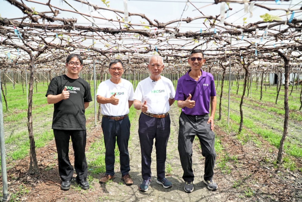 好食好事基金會董事長楊瑞昌左二帶領團隊與頂新和德基金捐助人代表魏應充訪視路葡萄莊園好食好事基金會提供 Fotor