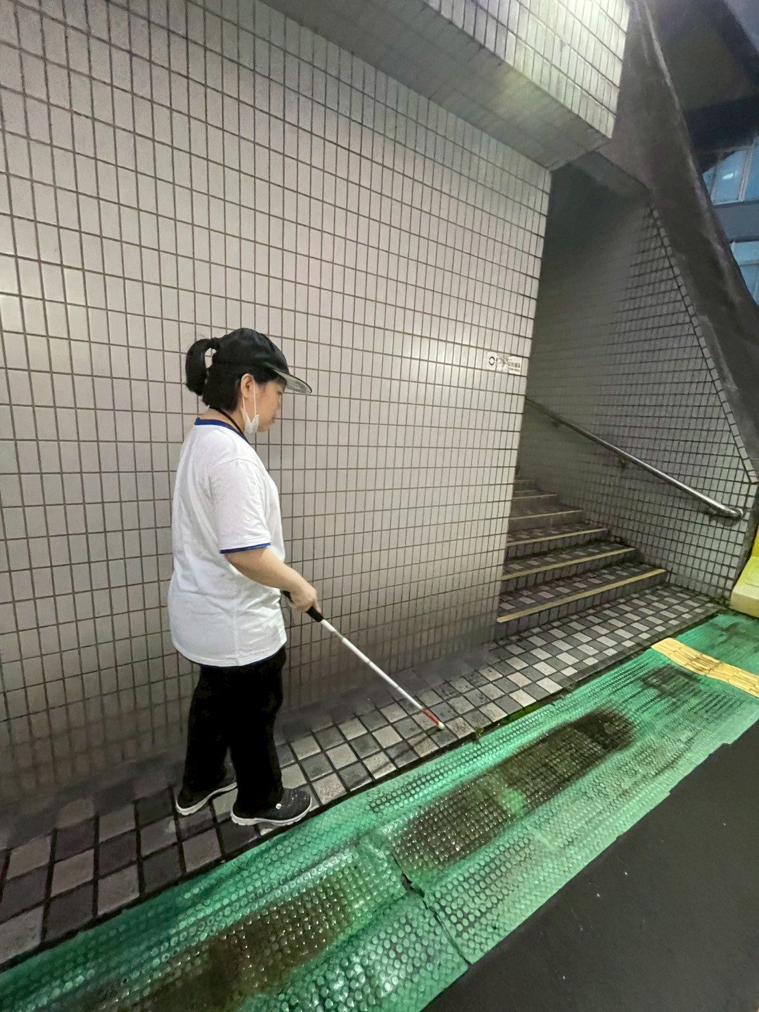 新北社會局樂明中心多元服務 視障青年小誼走出繭封的人生 5 小誼運用定位和白手杖逐漸自立生活