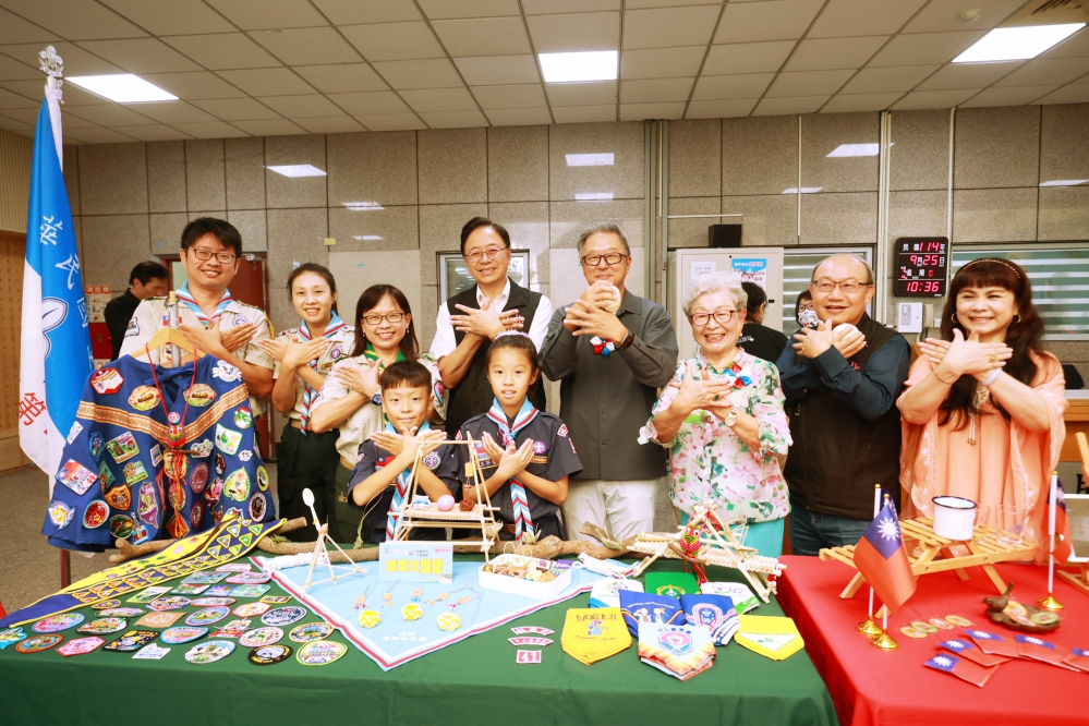 - 報新聞 Mega News 張市長與貴賓們及小童軍們合影 Fotor