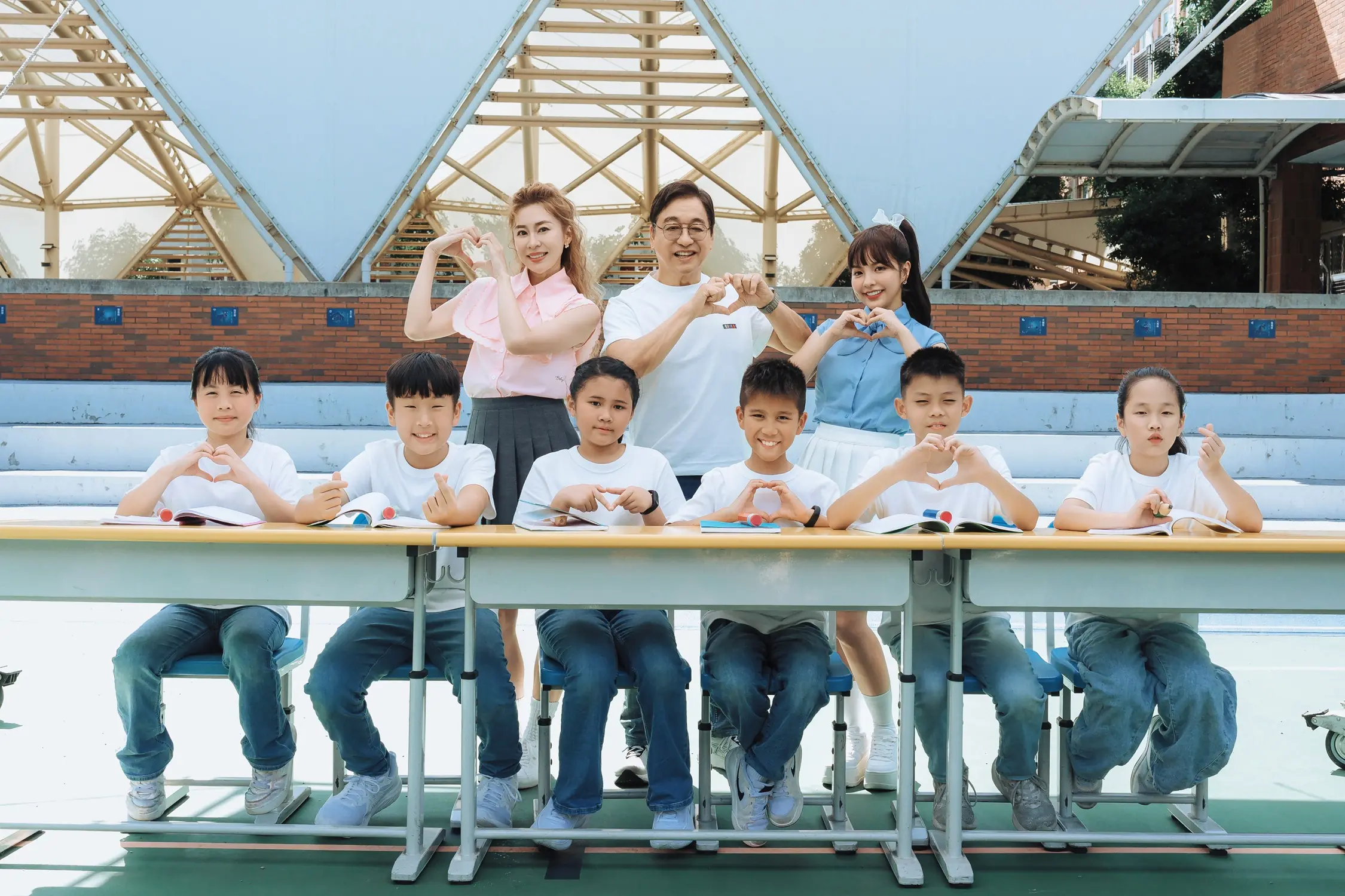 張棋惠徐凱希響組限定女團樂壇與資深新人李濤與三玉國小合唱團獻聲全新公益單曲Sunper Teacher