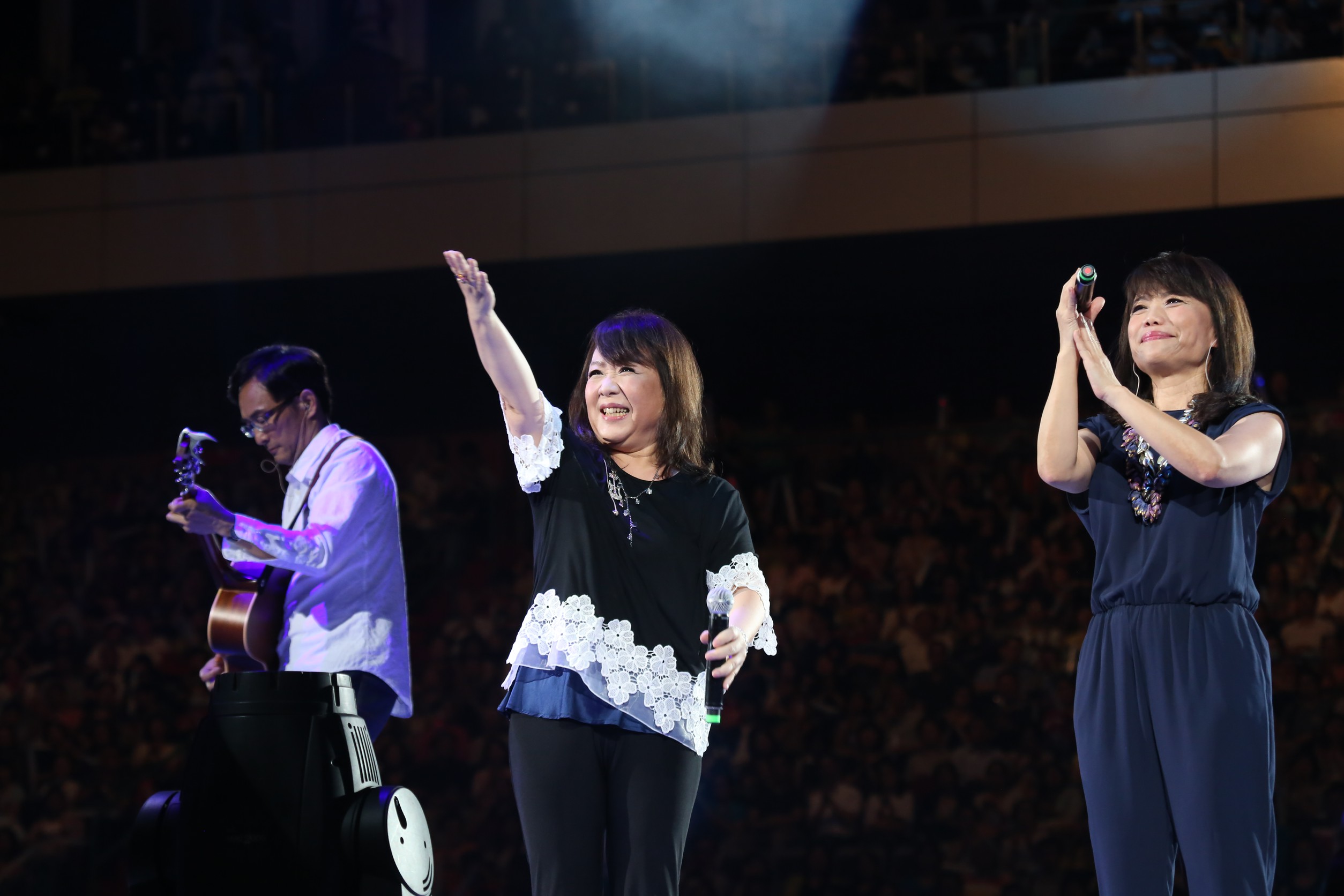 徐曉菁與楊芳儀之前在民歌演唱會合體唱經典民歌秋蟬