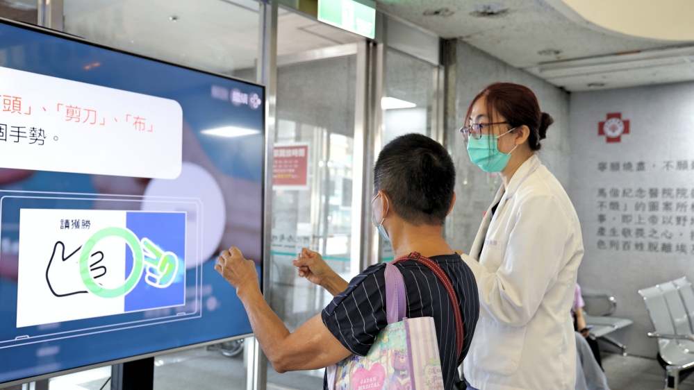 復健科今年導入Switch 遊戲設備協助個案在家中進行運動與大腦活化訓練藉由趣味化與挑戰性的益智活動提升認知功能並延緩退化活動當日亦提供現場體驗深受民眾好評 Fotor 1