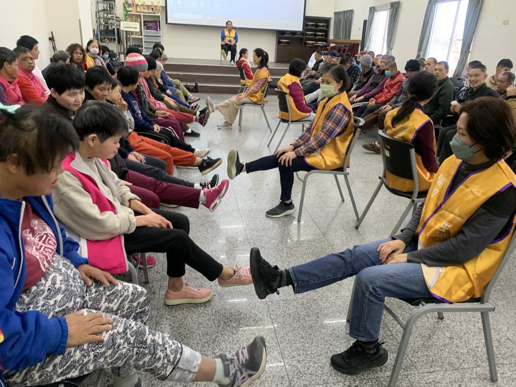 快樂天使的校外教學團隊也前進教養院除了吃地瓜外也帶領他們一起進行伸展活動照片Yoga Farm快樂農場提供 1024x768 1