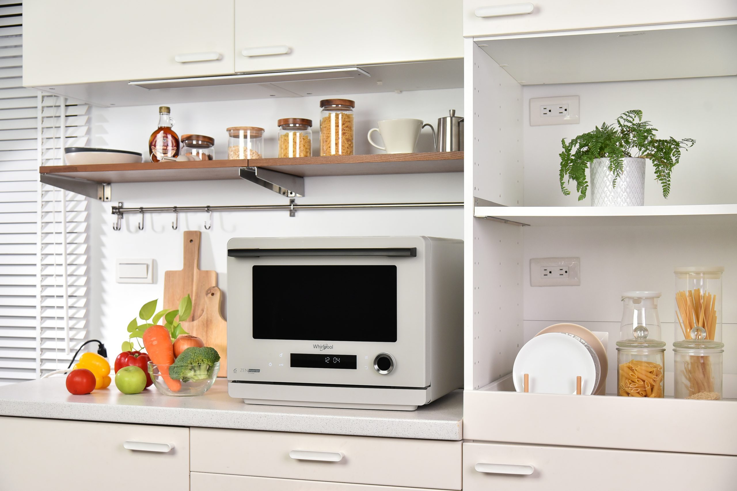 惠而浦大膽玩轉色彩與設計明星商品 26 公升雲霧白以低飽和度色調搭配流線曲面外型為廚房注入柔和暖調氛圍讓日常烹調也成為居家美學的一部分圖台灣惠而浦提供 scaled 1