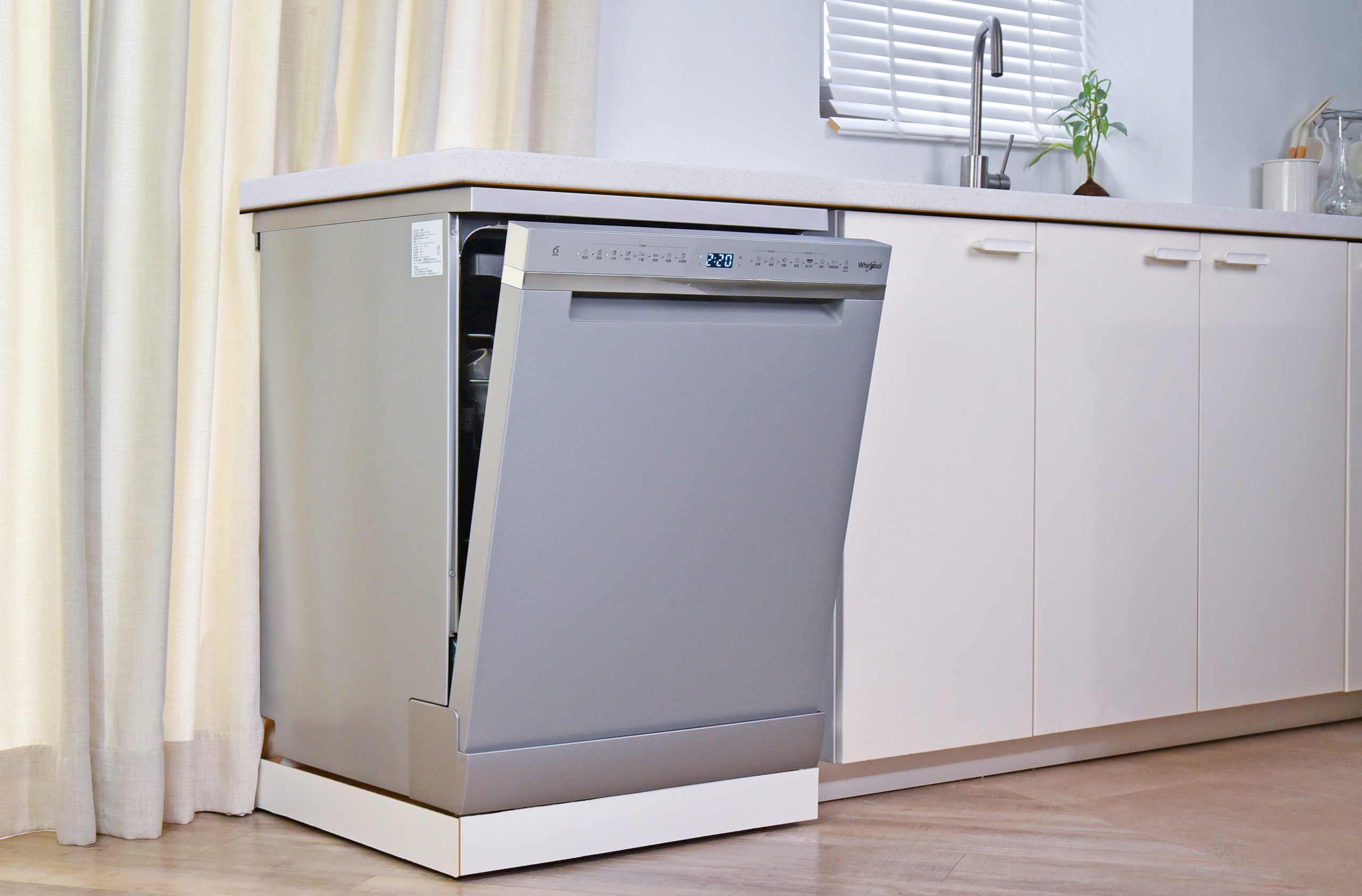 惠而浦自動開門洗碗機專為亞洲廚房設計高度可從 775 公分調整到 825 公分可靈活嵌入櫥櫃或獨立安裝15 人份洗碗機配有三層大碗籃能輕鬆應對日常需求與多人聚會圖台灣惠而浦提供 scaled 1