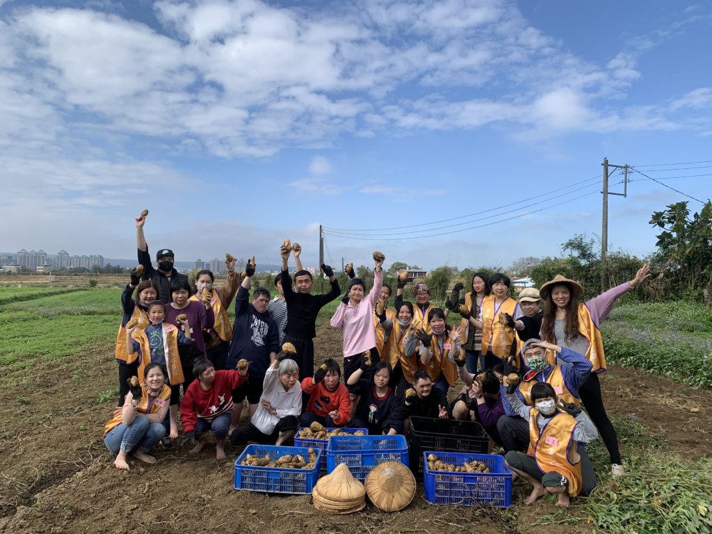 慢飛天使在志工陪伴下一起走進田野踩土拔地瓜體驗食農教育照片Yoga Farm快樂農場提供 1024x768 1
