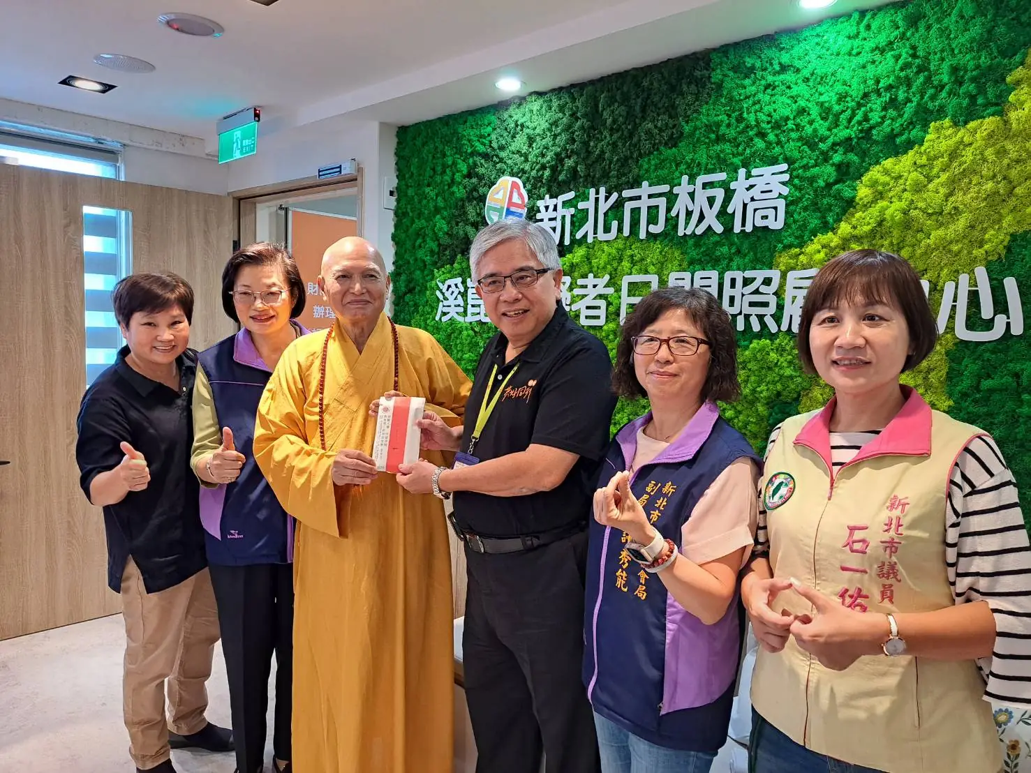 懷仁基金會釋宗道法師左3在會場捐贈10萬元給伊甸社會福利基金會由董事長陳宇昭右3代收