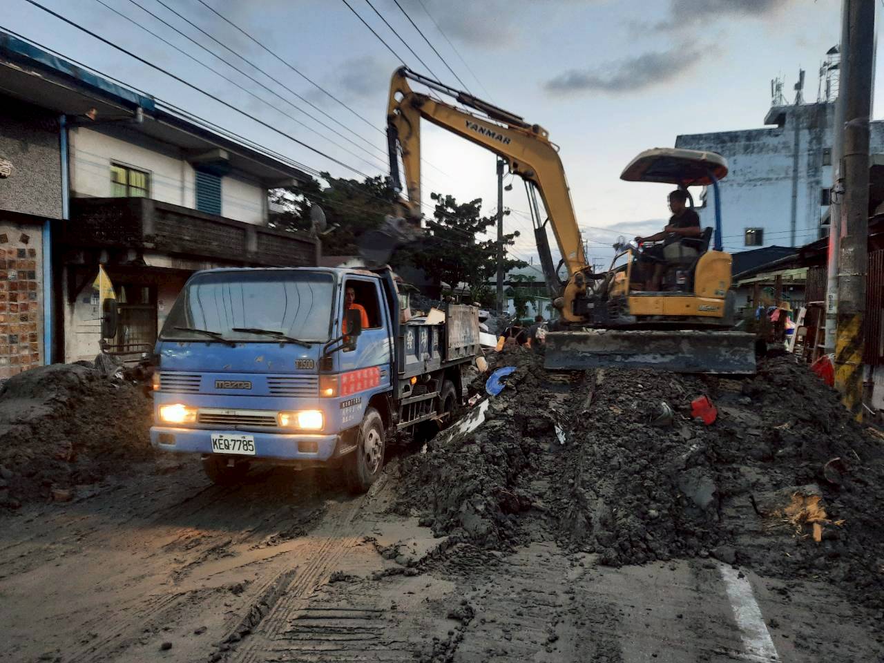 新北出動20輛機具支援 協助花蓮光復地區 加速災後環境復原 5 搭配自主前往民眾駕駛怪手共同作業