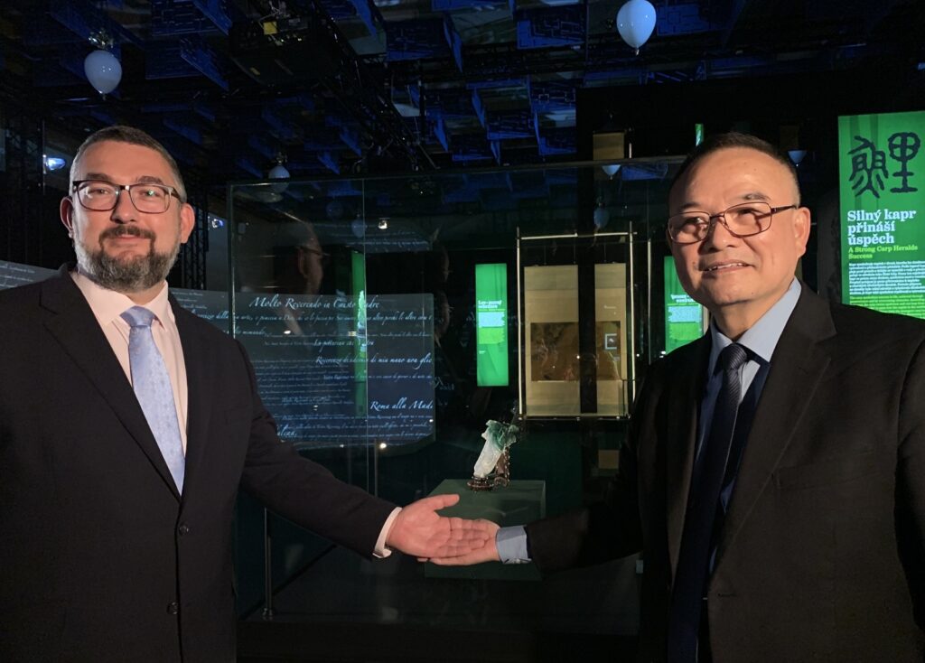 保護中華國寶,讓國寶安全回家! 從故宫文物在捷克展出,談故宮國寶出國的安全問題 4 %E6%95%85%E5%AE%AE%E8%95%AD%E5%AE%97%E7%85%8C%E9%99%A2%E9%95%B7%E5%8F%B3%E8%88%87%E6%8D%B7%E5%85%8B%E5%9C%8B%E5%AE%B6%E5%8D%9A%E7%89%A9%E9%A4%A8%E7%B8%BD%E9%A4%A8%E9%95%B7%E7%9B%A7%E5%8D%A1%E5%85%B6%E5%B7%A6%E6%96%BC%E7%BF%A0%E7%8E%89%E7%99%BD%E8%8F%9C%E5%89%8D%E5%90%88%E7%85%A7