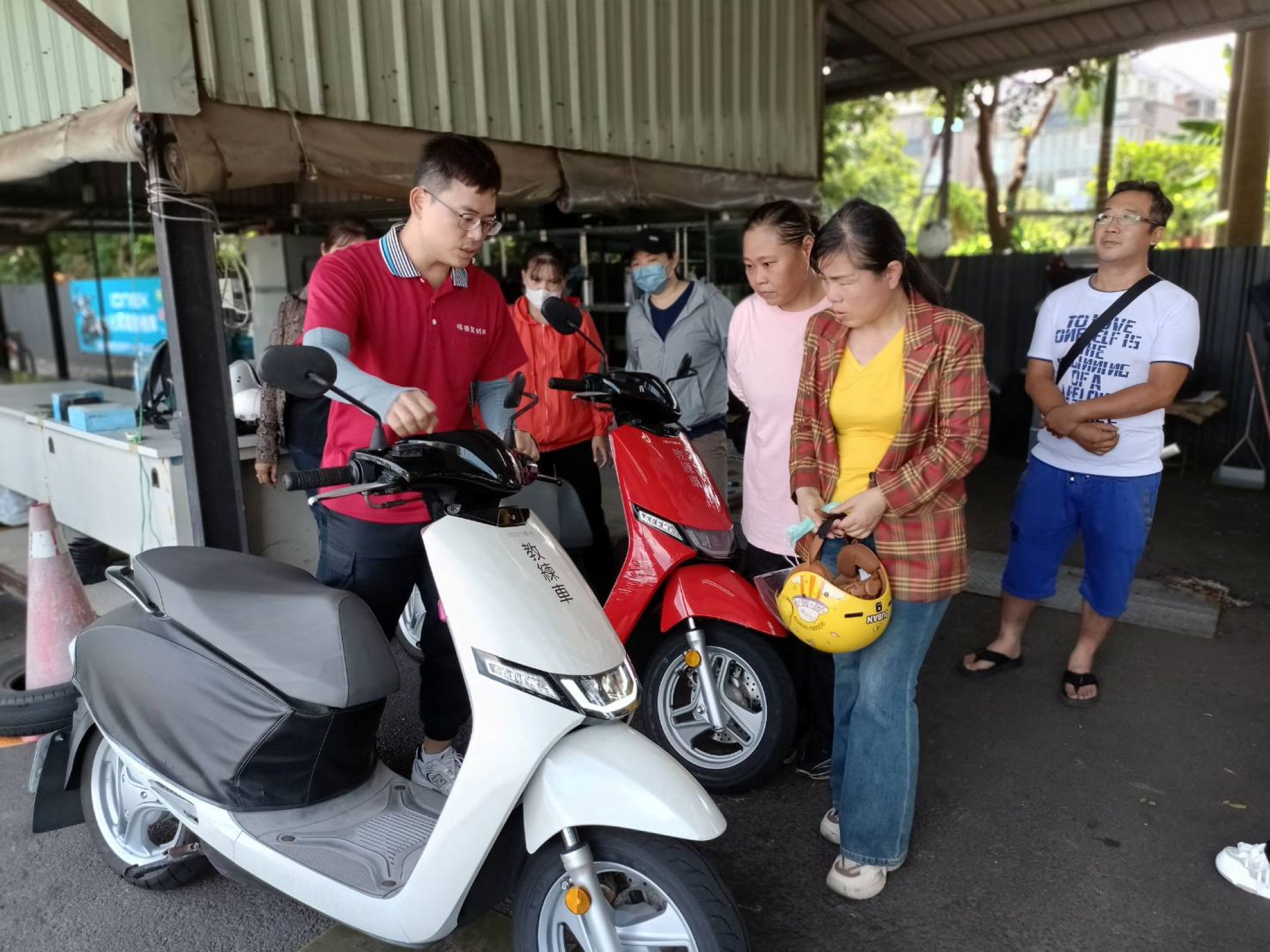 教練介紹機車基本構造 牽車方 面板及剎車方法等