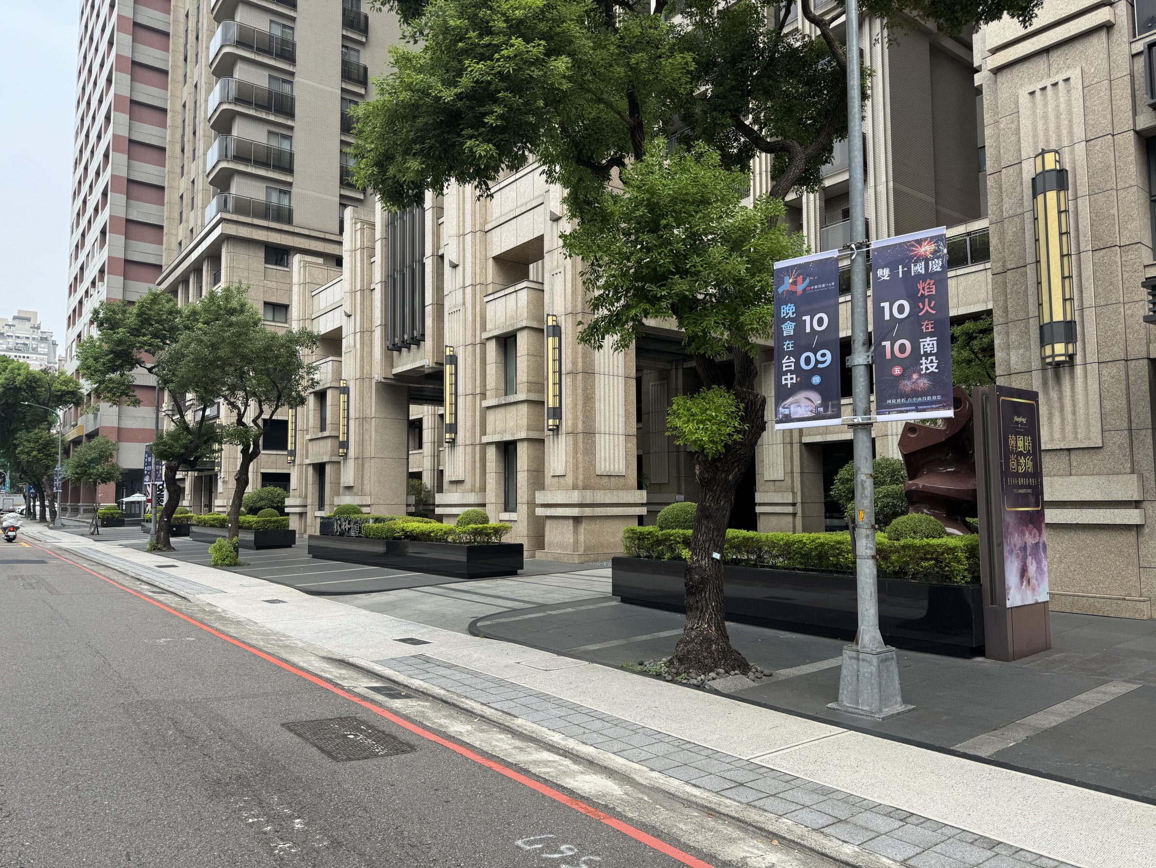 壯麗旗海飄揚! 中市府喜迎僑胞回台中共度國慶 7 文心路上國慶晚會羅馬旗