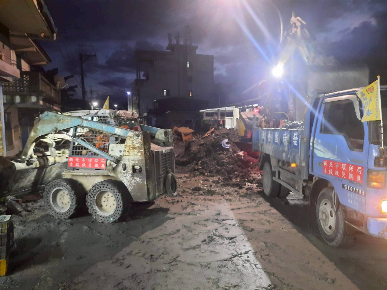 新北出動20輛機具支援 協助花蓮光復地區 加速災後環境復原 6 新北市支援人員夜間持續加班清理淤泥