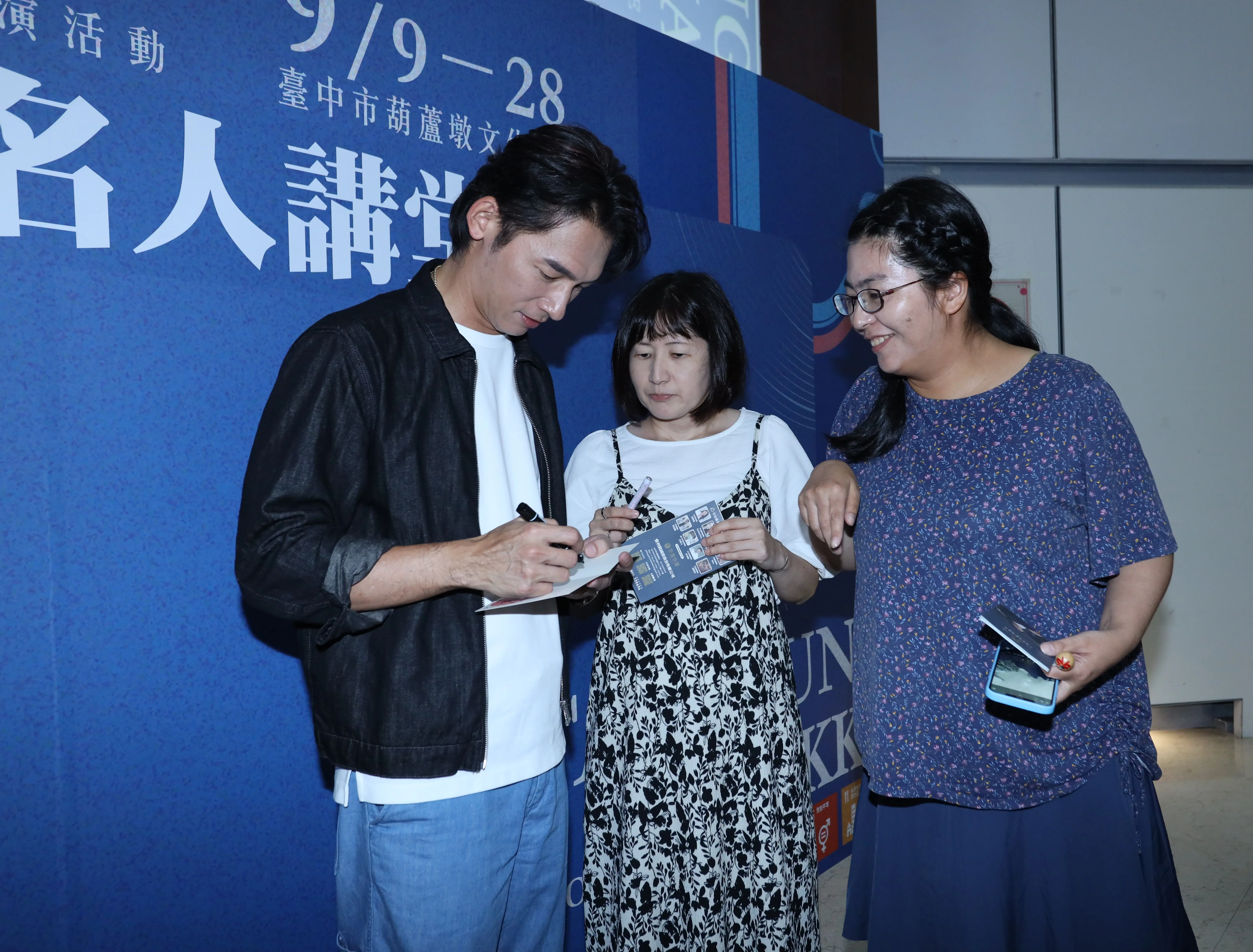 中市客委會今辦客家名人講堂 邀温昇豪分享演藝路上的客家記憶 9 日本影迷特別搭機遠道而來一睹温昇豪風采