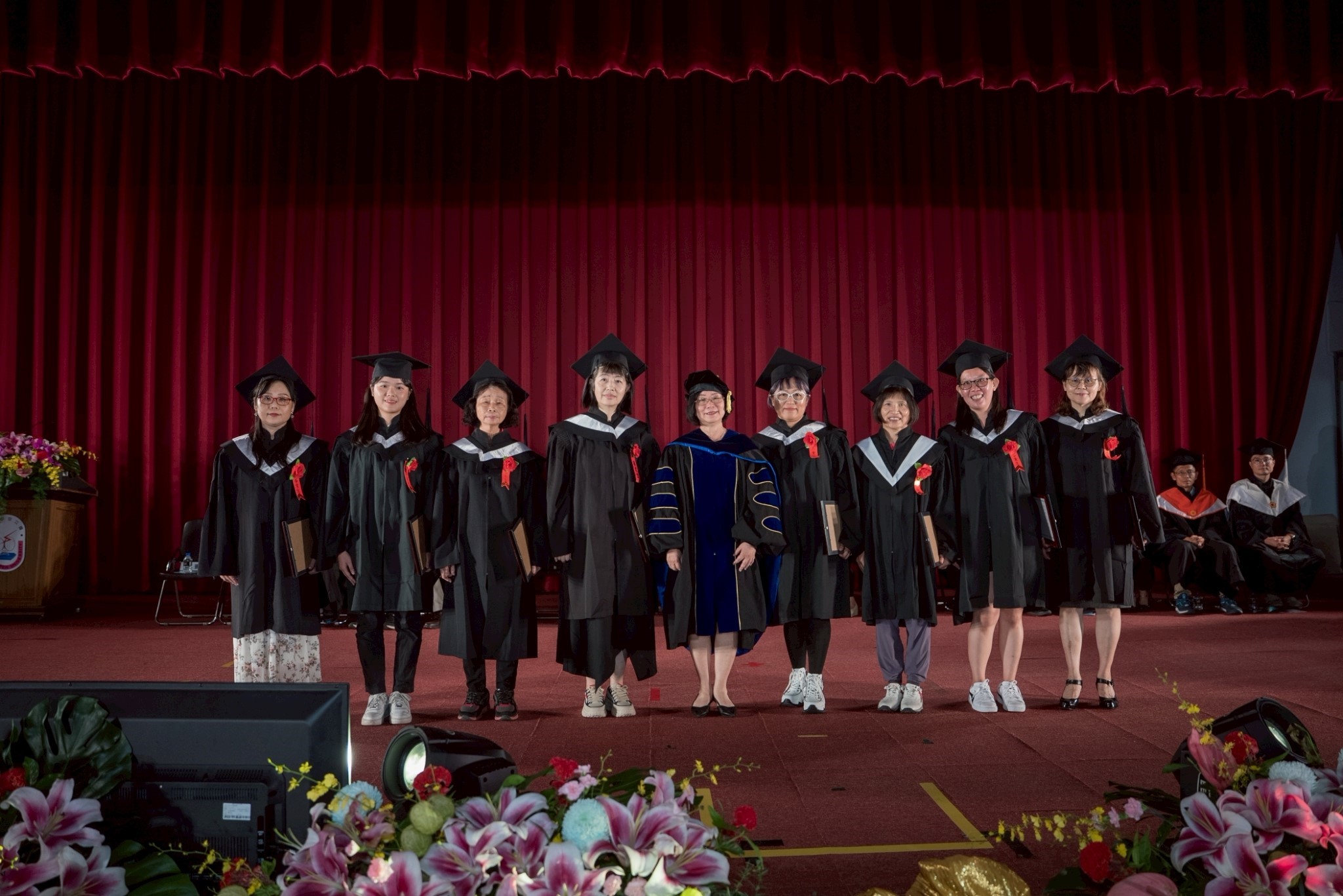 本屆70歲以上畢業生獲頒年長好學獎圖右為頒獎人-本校學務長呂秉翰教授 - 報新聞 Mega News 本屆70歲以上畢業生獲頒年長好學獎圖右為頒獎人 本校學務長呂秉翰教授