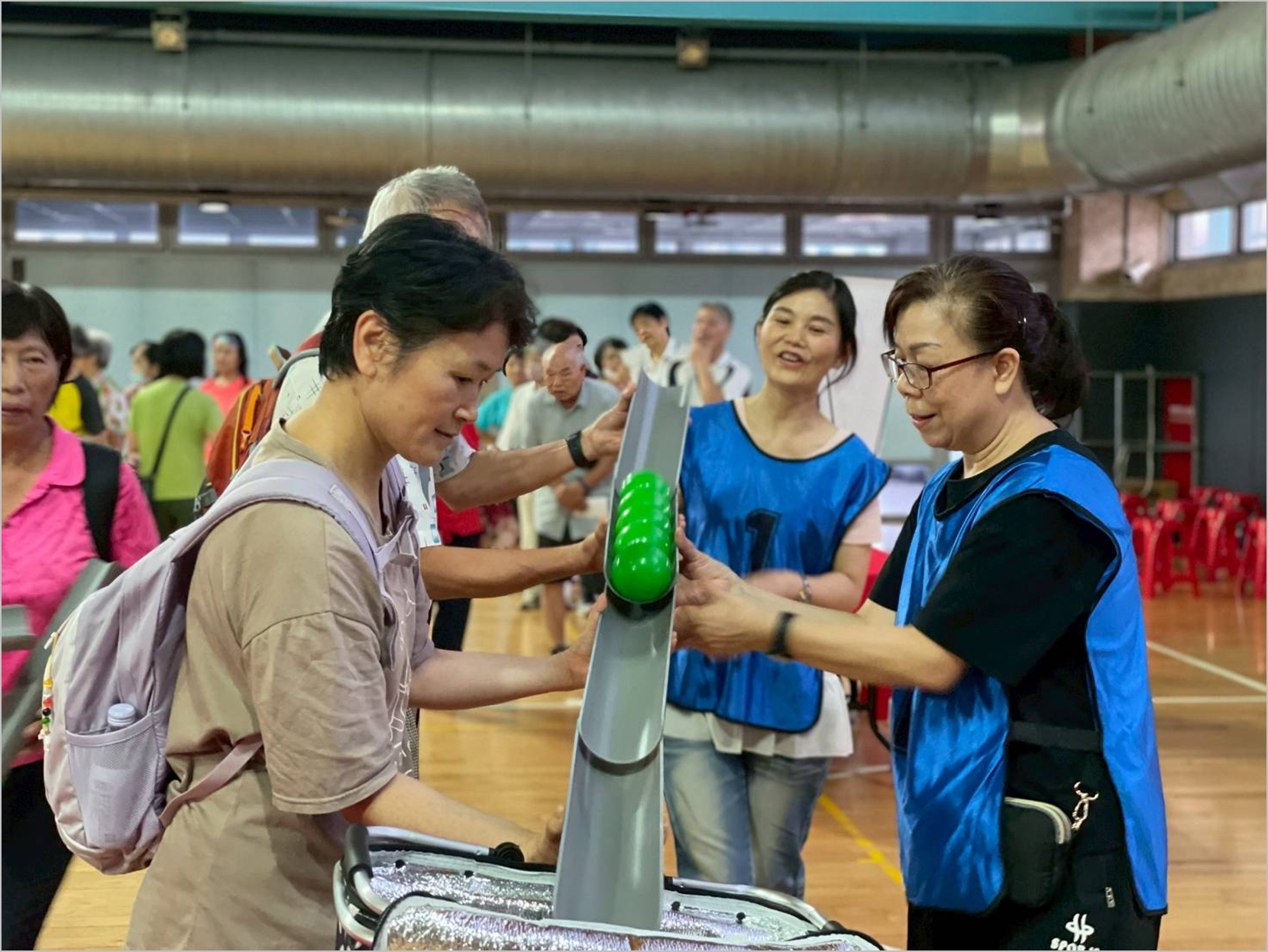 本次活動特別規劃個人趣味運動及團體合作挑戰讓參與長者在運動中感受團隊合作與健康樂活的喜悅圖 桃園市政府體育局提供