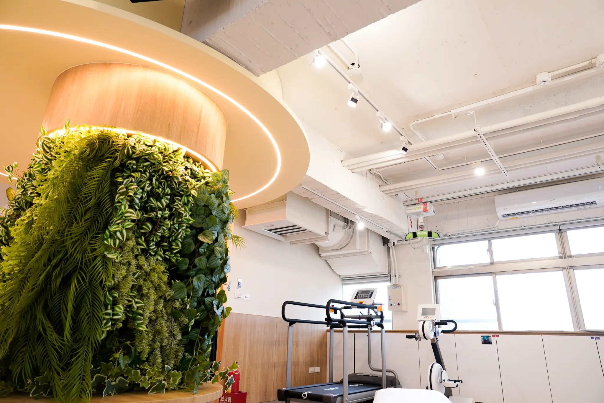 板橋溪崑日照中心內裝採用輕工業風保留清水模入口處有魚菜共生等綠色植栽