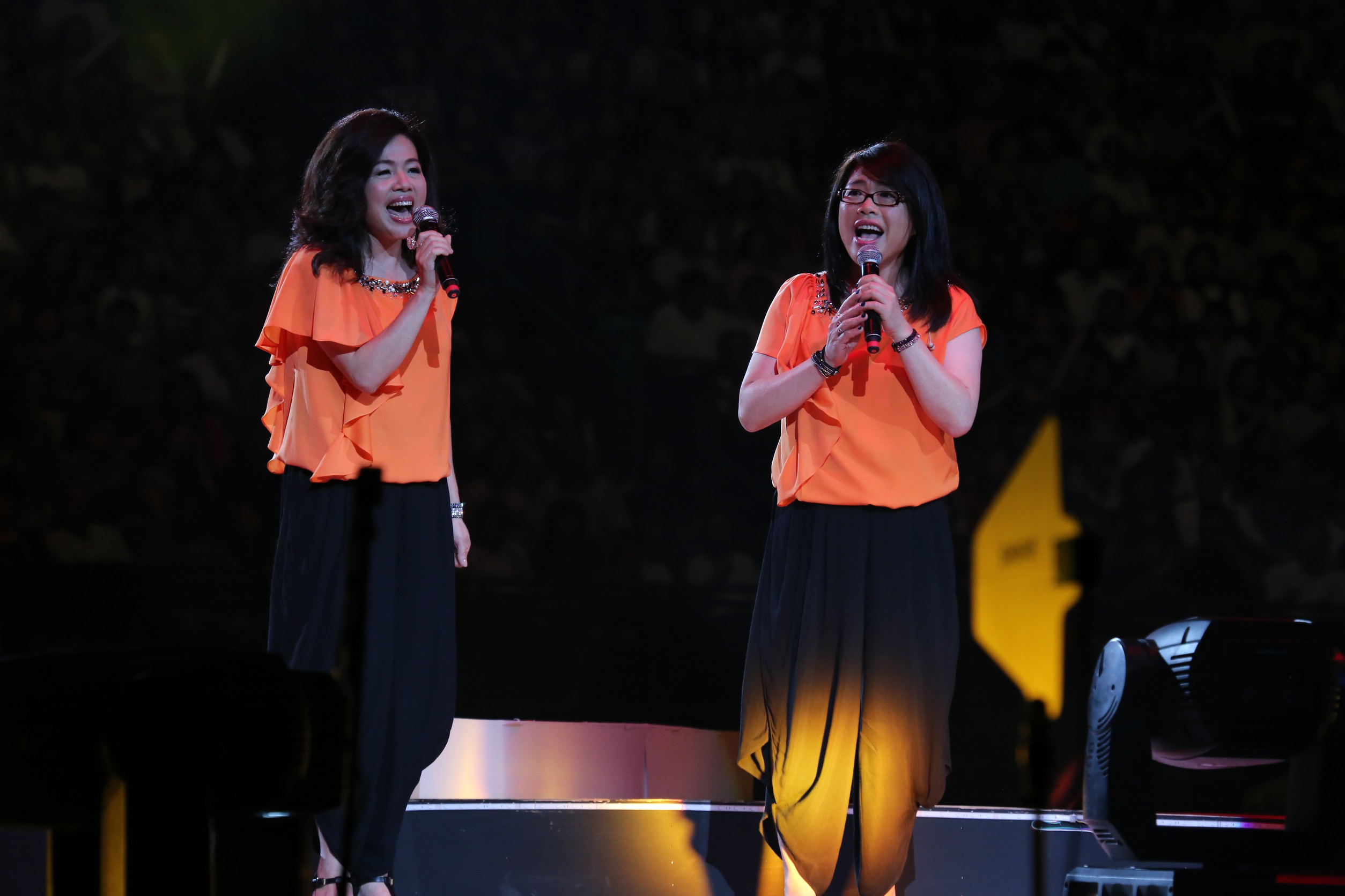 林佳蓉右與大學城歌手在之前民歌演唱會合唱