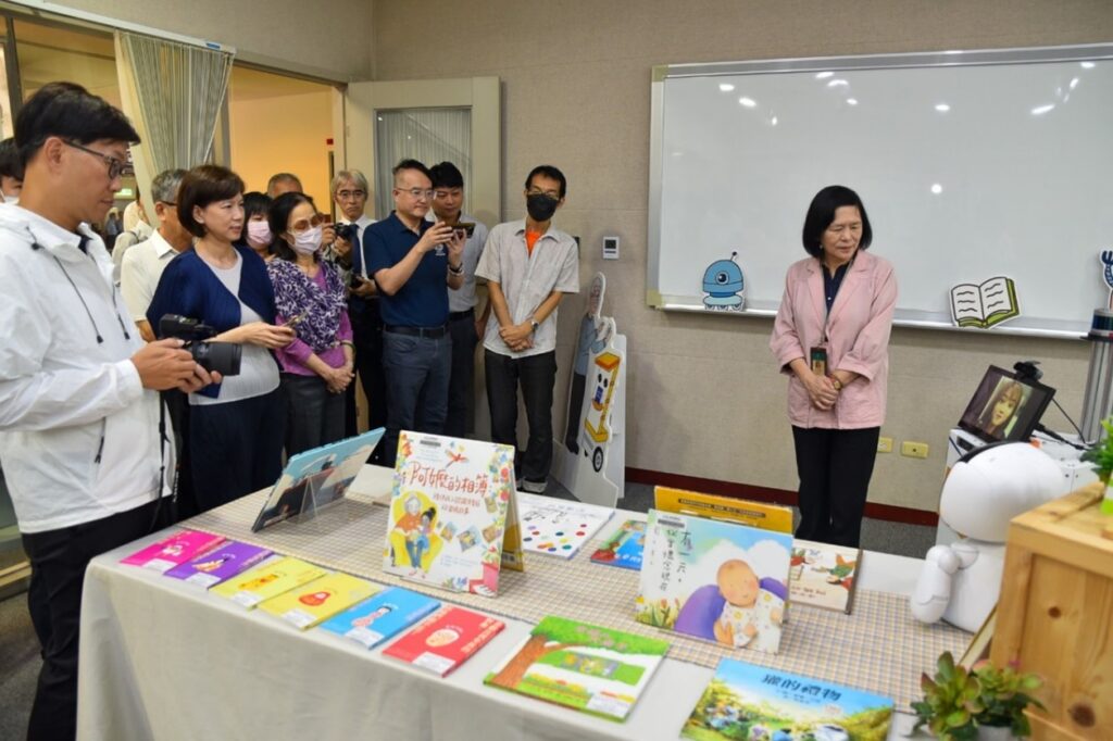 國臺圖攜手臺大數位人文研究中心 共同推動「高齡創新生活實驗室」 9 %E6%A9%9F%E5%99%A8%E4%BA%BA%E3%80%8C%E5%A5%A7%E8%8E%89%E8%96%87%E3%80%8D%E7%82%BA%E4%BE%86%E8%B3%93%E5%B0%8E%E8%A6%BD%E3%80%8C%E6%A8%82%E9%BD%A1%E9%96%8B%E6%94%BE%E5%AF%A6%E9%A9%97%E5%AE%A4%E3%80%8D