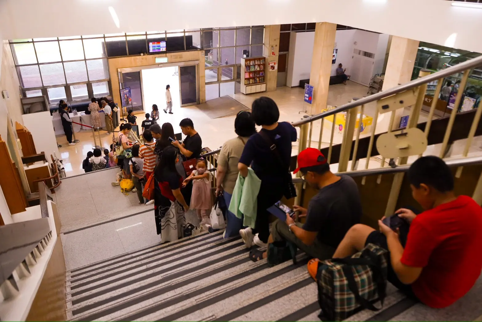 中市客委會今辦客家名人講堂 邀温昇豪分享演藝路上的客家記憶 10 民眾一大早迫不及待排隊等候入場