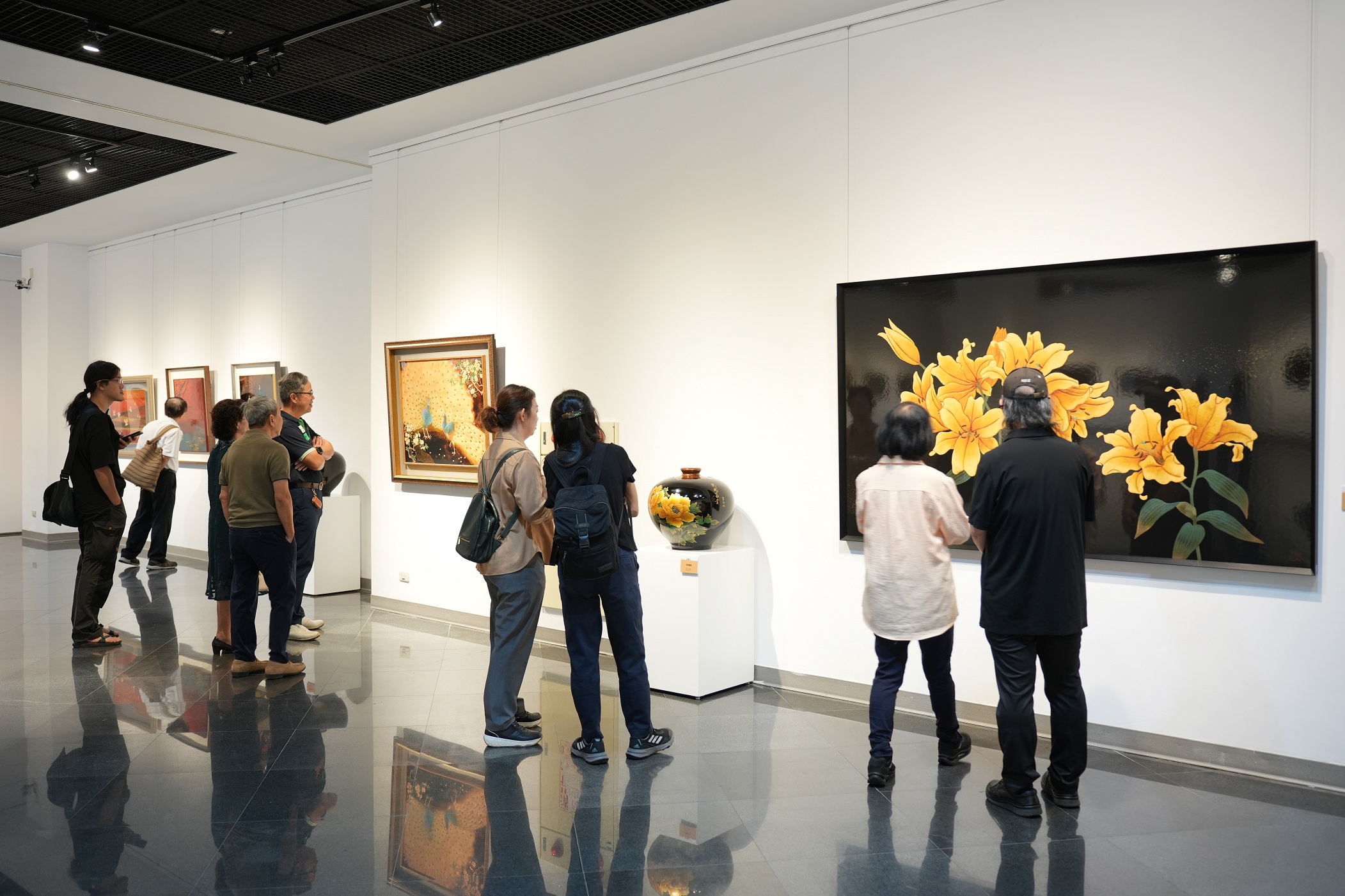 蒔繪保存者王賢志漆藝特展 屯藝展出父子技藝傳承與對話 9 民眾參觀 漆美藝精 展 作品其中有2幅 還原畫