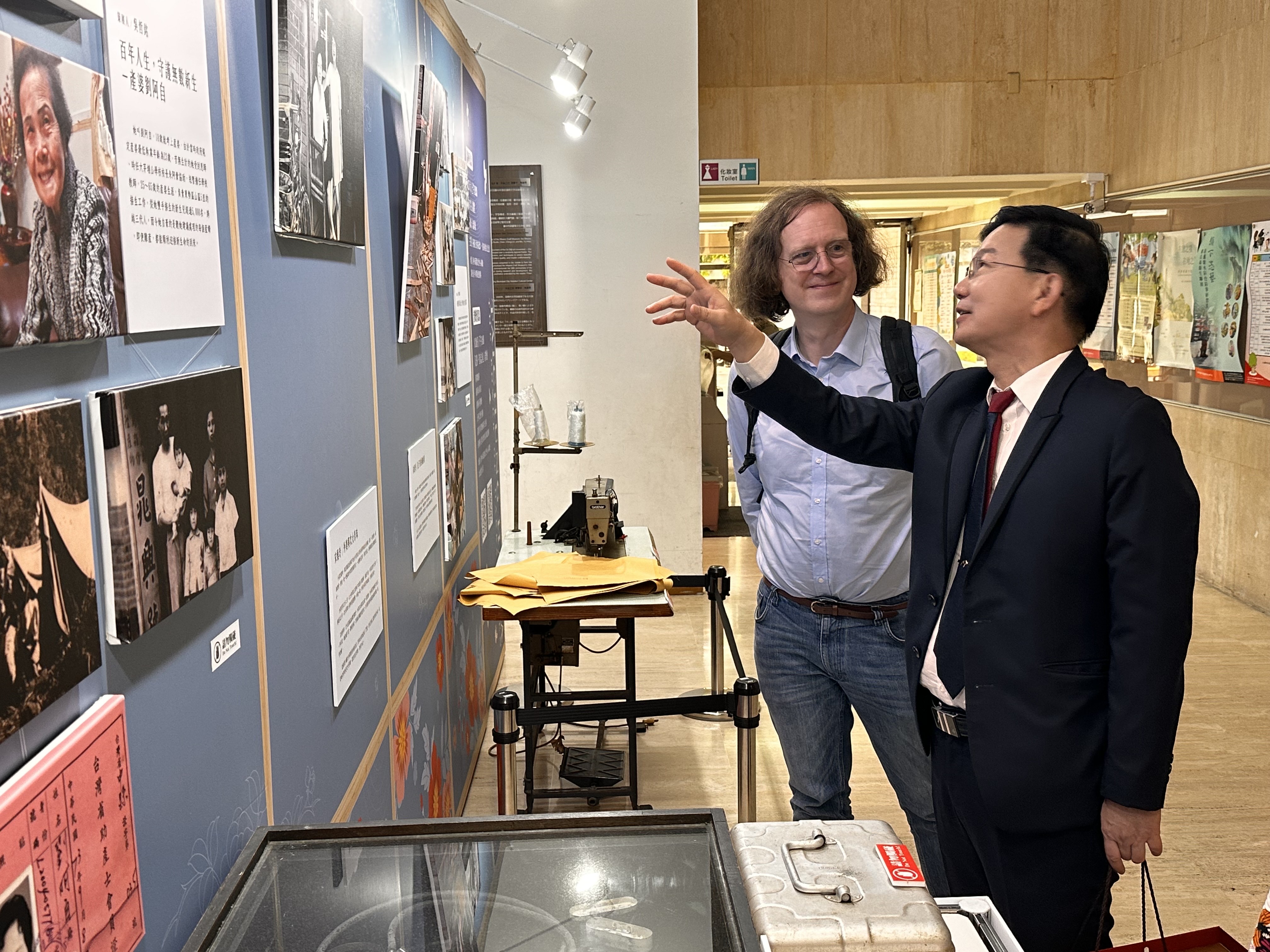 江主委向蘇費翔主任導覽老照片展