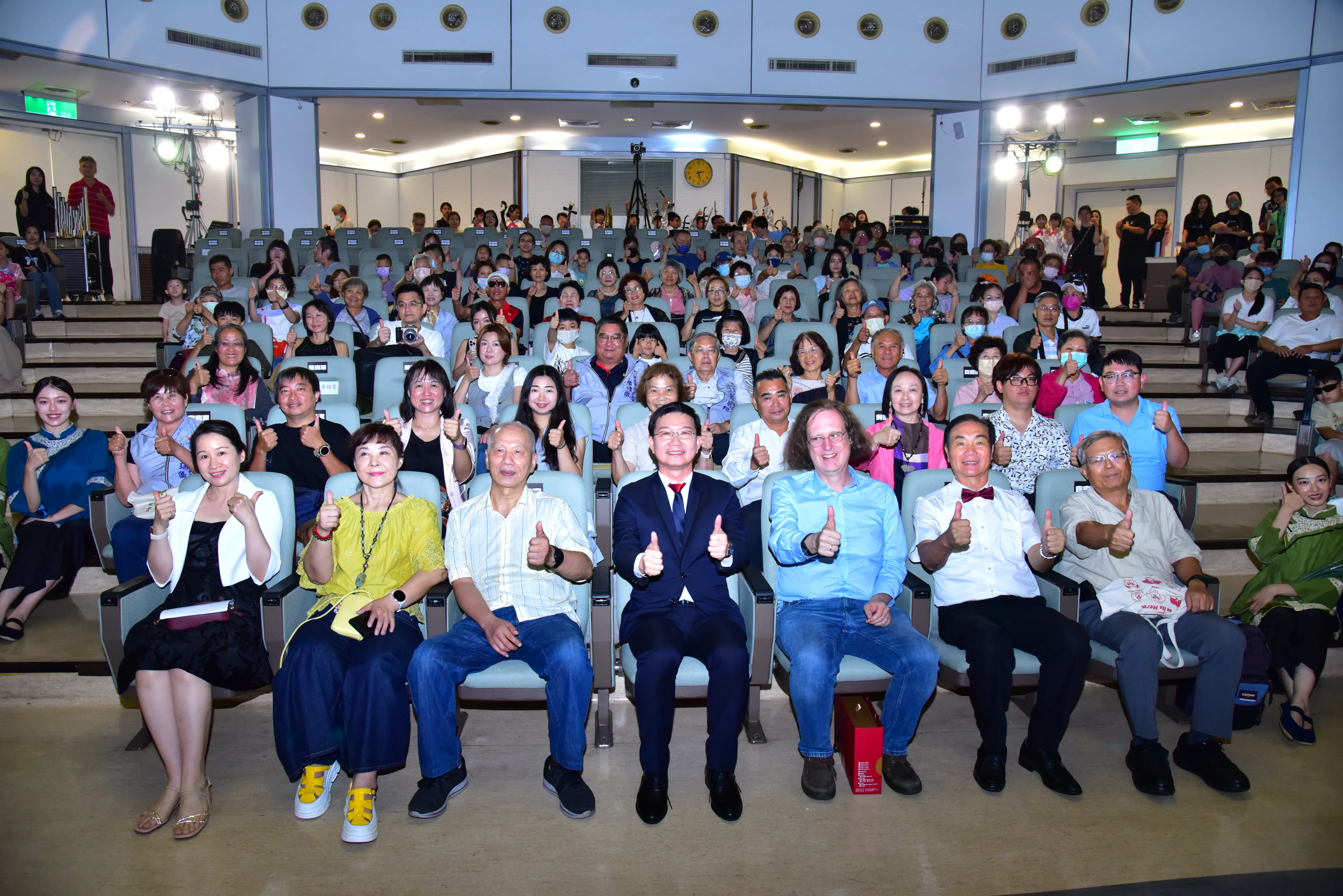她們的聲音,我們都「記得」! 中市客委會「登高志遠音樂會」溫馨落幕 10 江主委與貴賓及現場樂迷共同合影