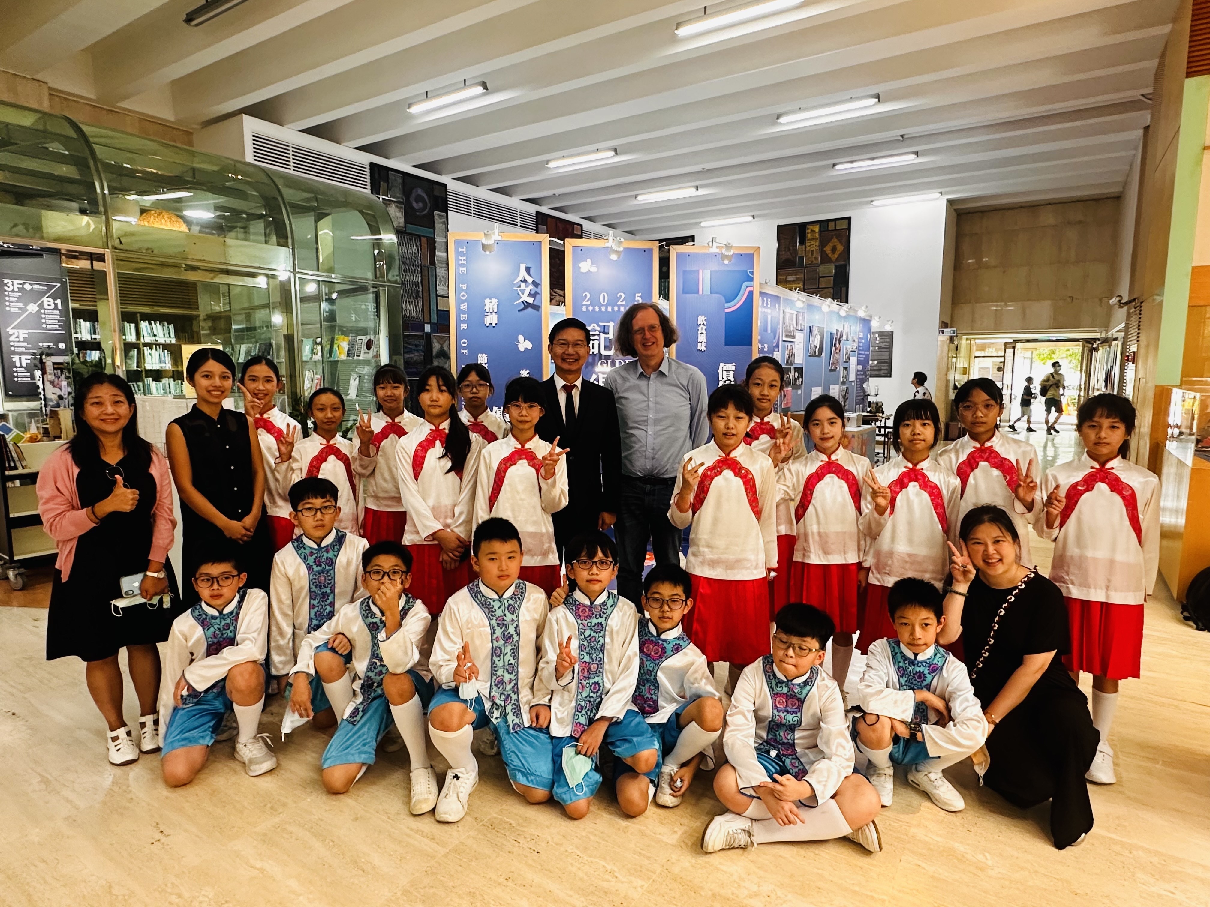 江俊龍主委 蘇費翔主任與東勢國小國樂團師生合影