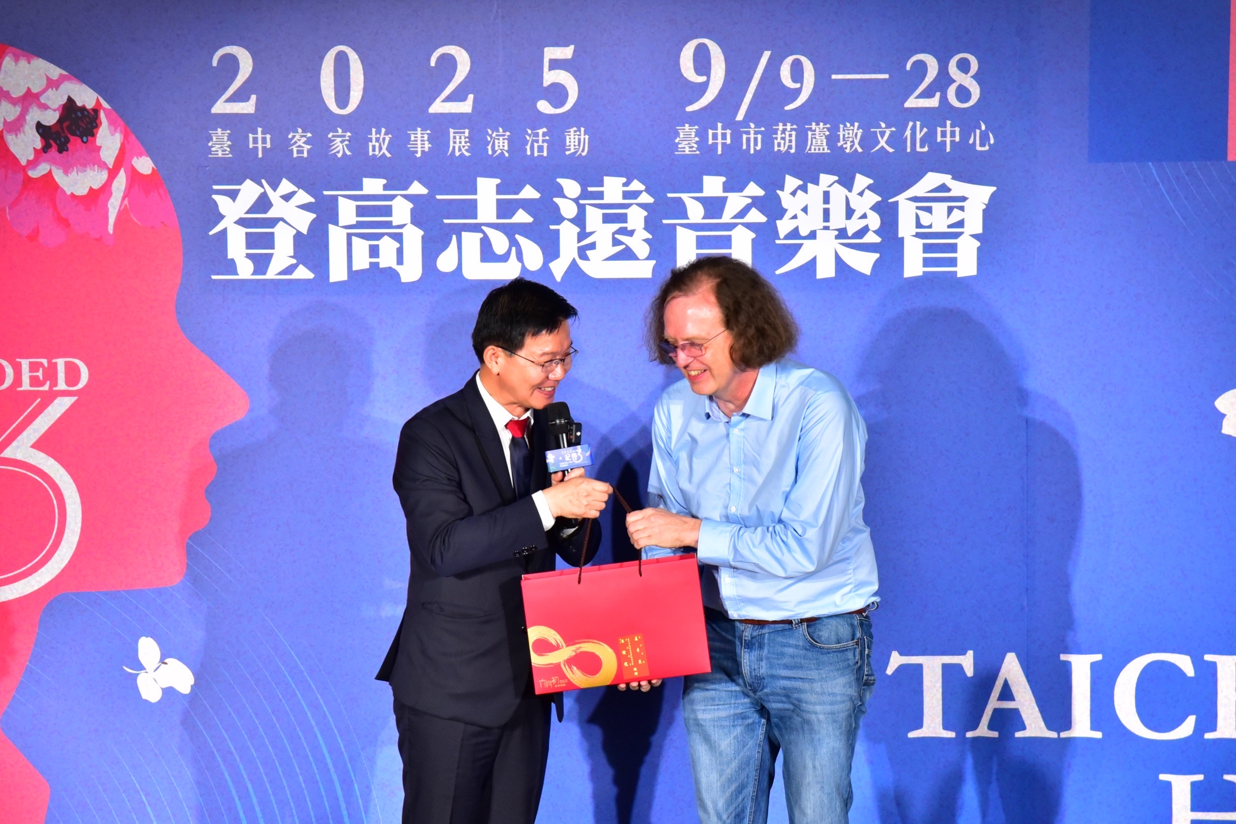 江俊龍主委致贈台中知名伴手禮 歡迎蘇主任再次來訪台中體驗客家文化