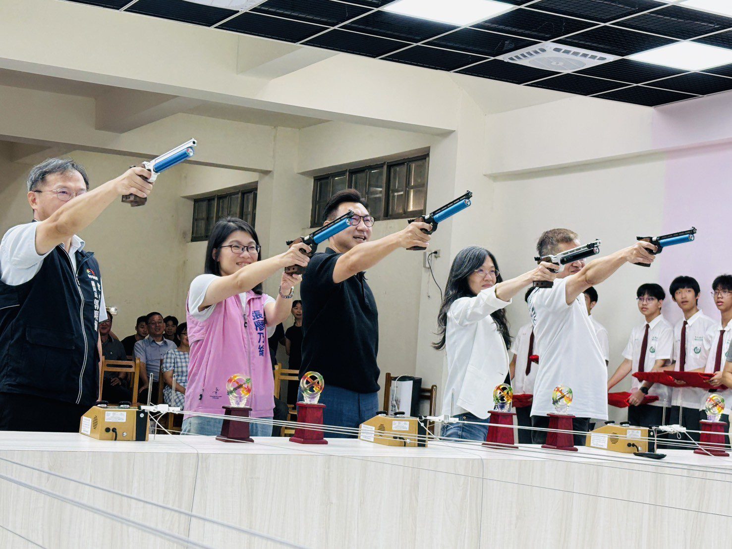 射擊人才銜接再升級! 中市新社高中射擊訓練場正式啟用 9 江副院長 張廖乃綸議員 教育局郭副局長進行射擊場試射 0 0