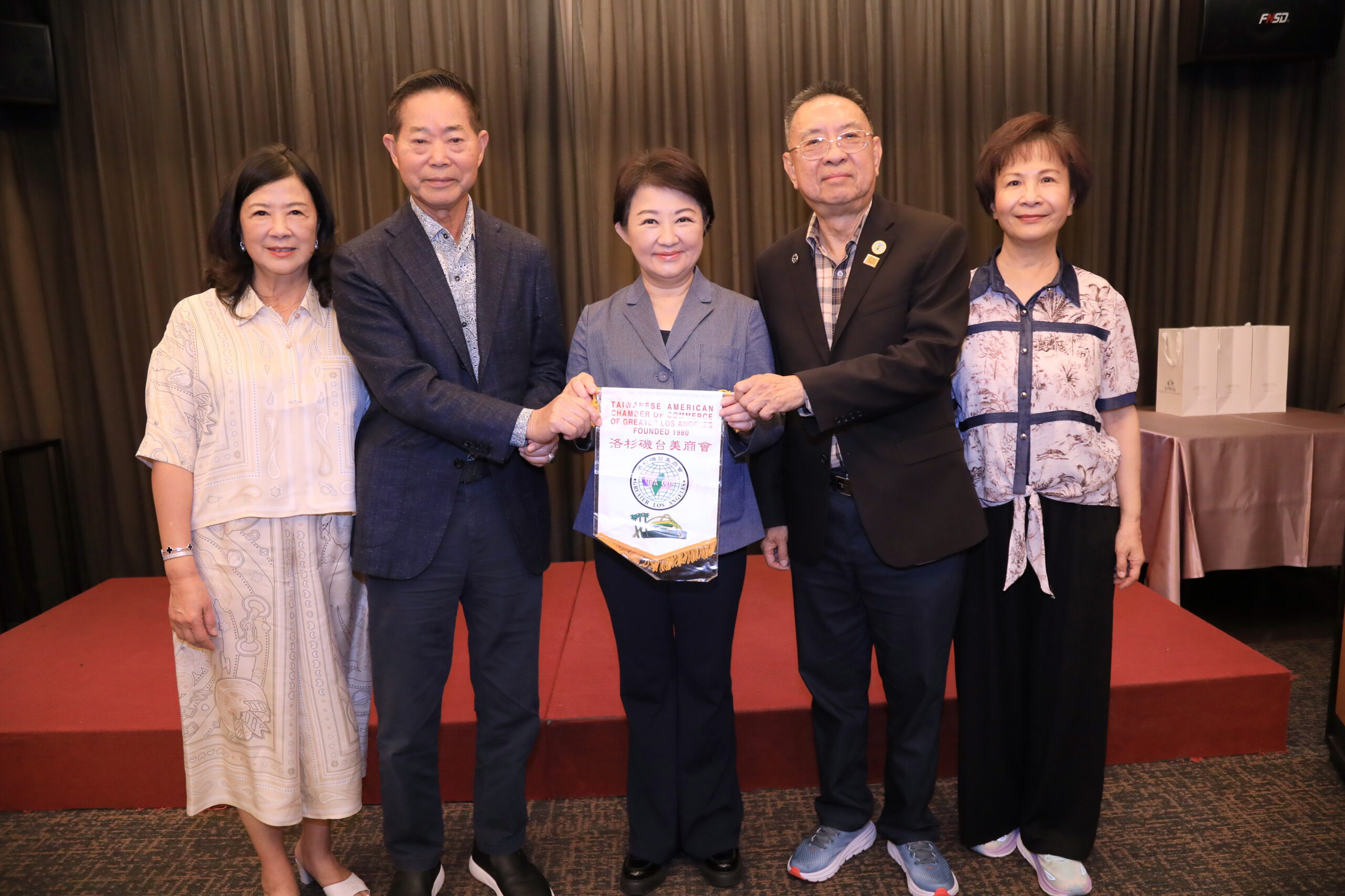 洛杉磯台美商會代表致贈市長商會錦旗 0 scaled 1