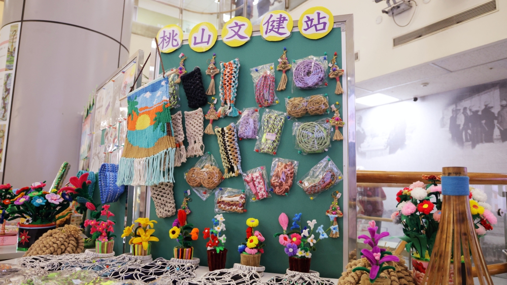 - 報新聞 Mega News 活動現場設有靜態攤位展出巷弄長照站及桃山文健站的長者們的手工藝繪畫傳統編織等多元作品充分展現學習成果與生命力2 Fotor 3