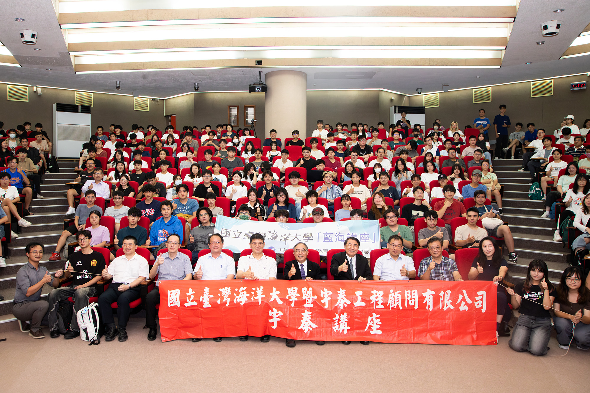 海大藍海講座 臺大校長陳文章以「態度、感恩、利他、理想」勉勵學子 4 %E6%B5%B7%E5%A4%A7%E3%80%8C%E8%97%8D%E6%B5%B7%E8%AC%9B%E5%BA%A7%E3%80%8D%E6%96%BC9%E6%9C%8819%E6%97%A5%E9%82%80%E8%AB%8B%E8%87%BA%E5%A4%A7%E9%99%B3%E6%96%87%E7%AB%A0%E6%A0%A1%E9%95%B7%E8%92%9E%E6%A0%A1%E6%BC%94%E8%AC%9B