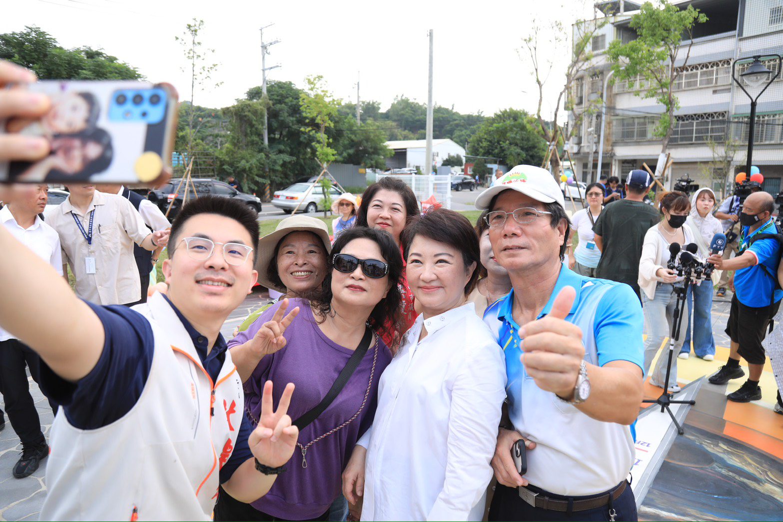 全國首創!大肚「日晷公園」啟用成打卡熱點 盧市長讚:全齡共融新亮點 15 盧市長與民眾合影 1 1