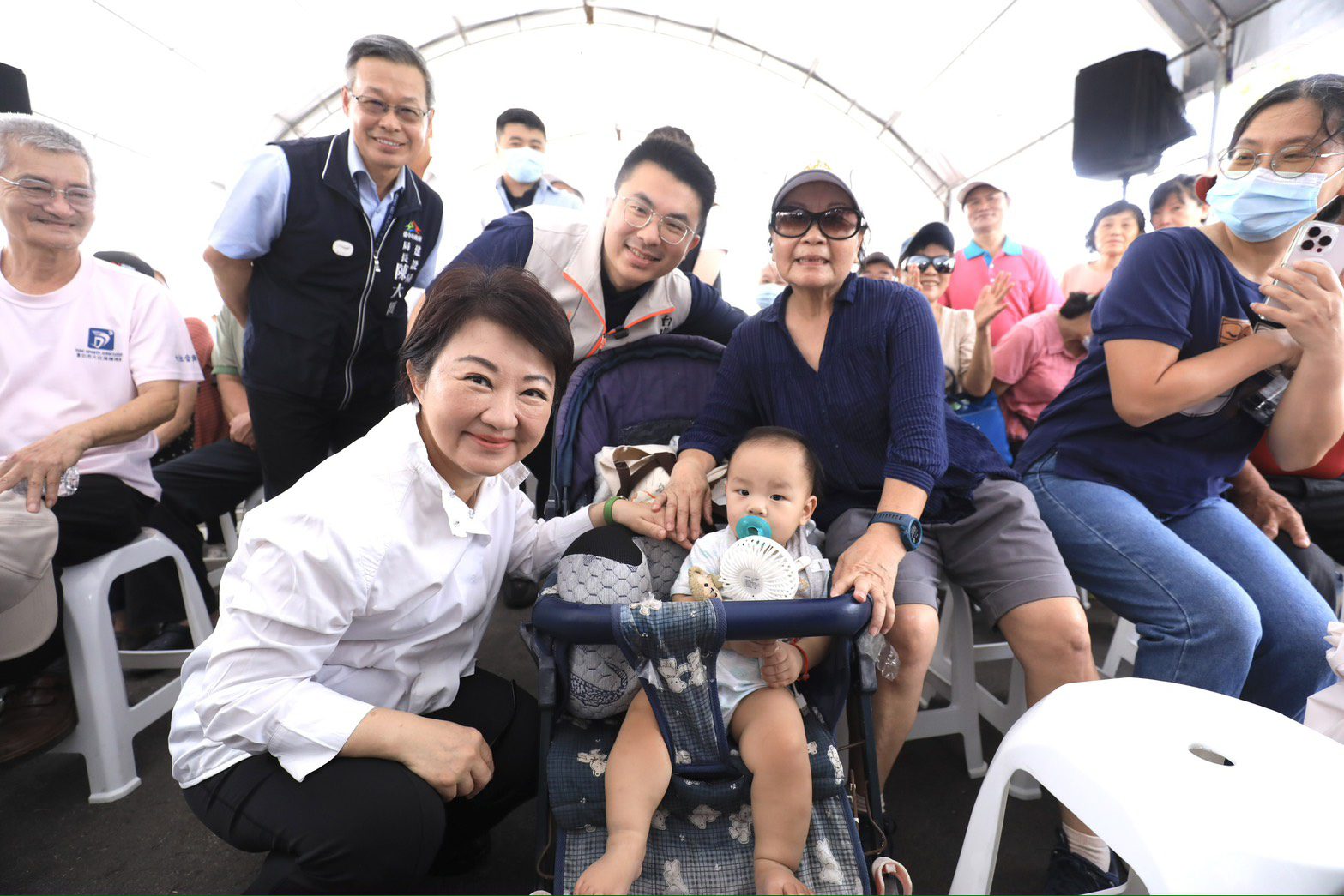 全國首創!大肚「日晷公園」啟用成打卡熱點 盧市長讚:全齡共融新亮點 17 盧市長與民眾合影 3 1