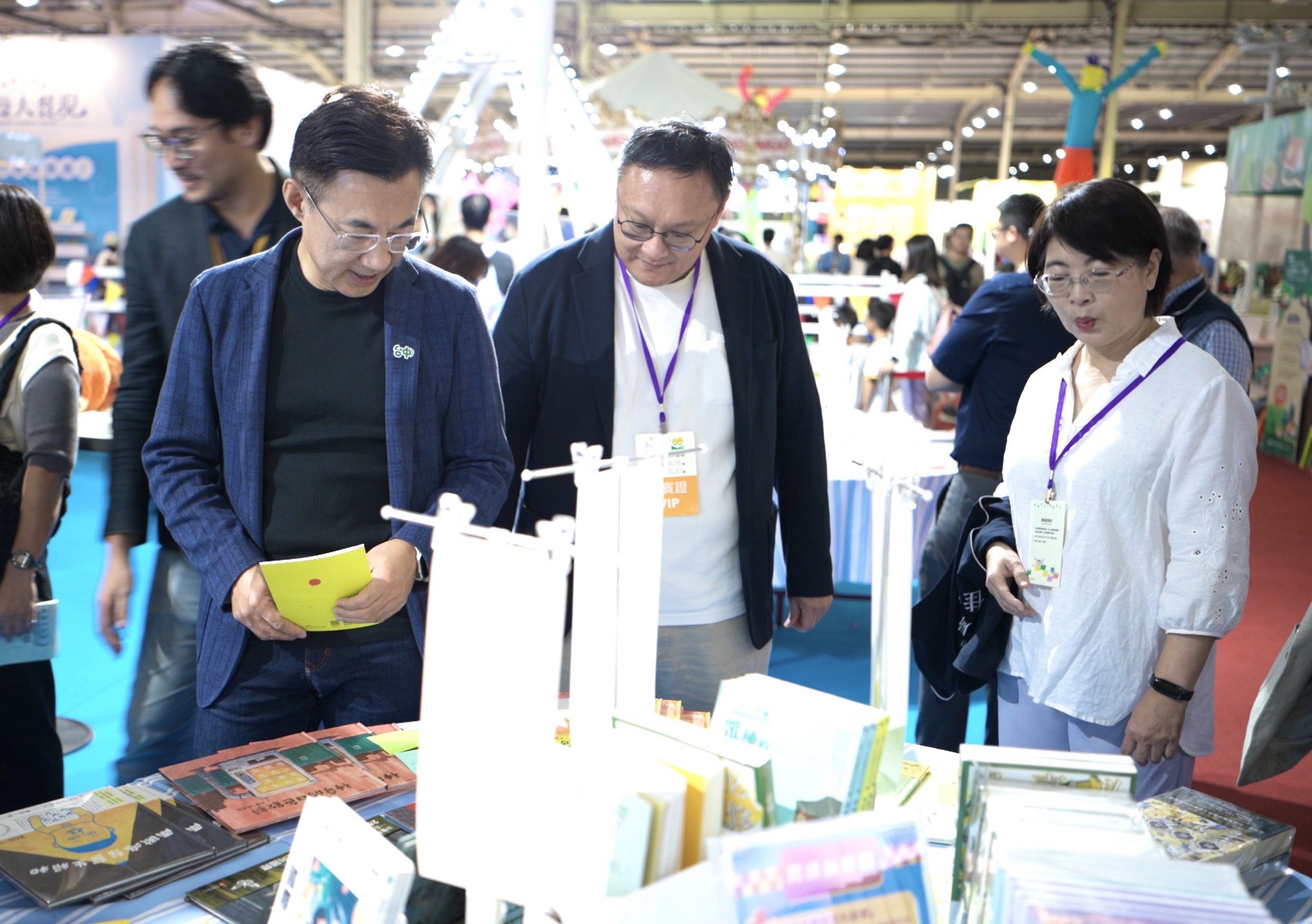 立法院副院長江啟臣也特別前來書展及台中館