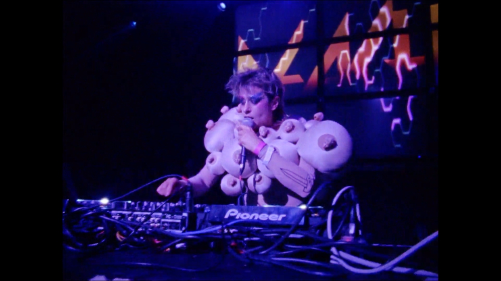 - 報新聞 Mega News 蔡健雅推薦選片 暴力蜜桃回來了劇照01 Fotor 1