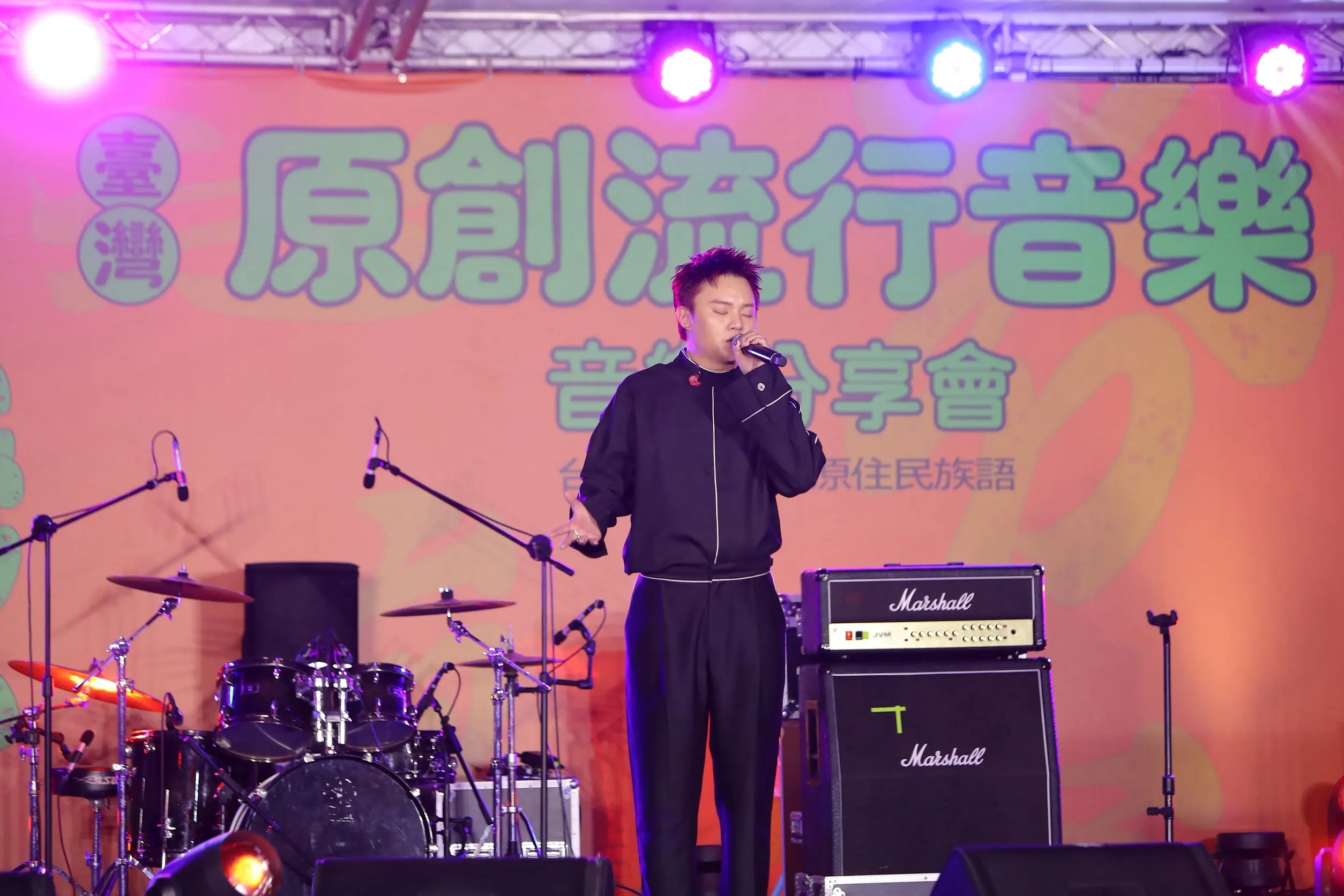 許富凱連唱多首歌曲包含棉照被雨傘情等經典代表作