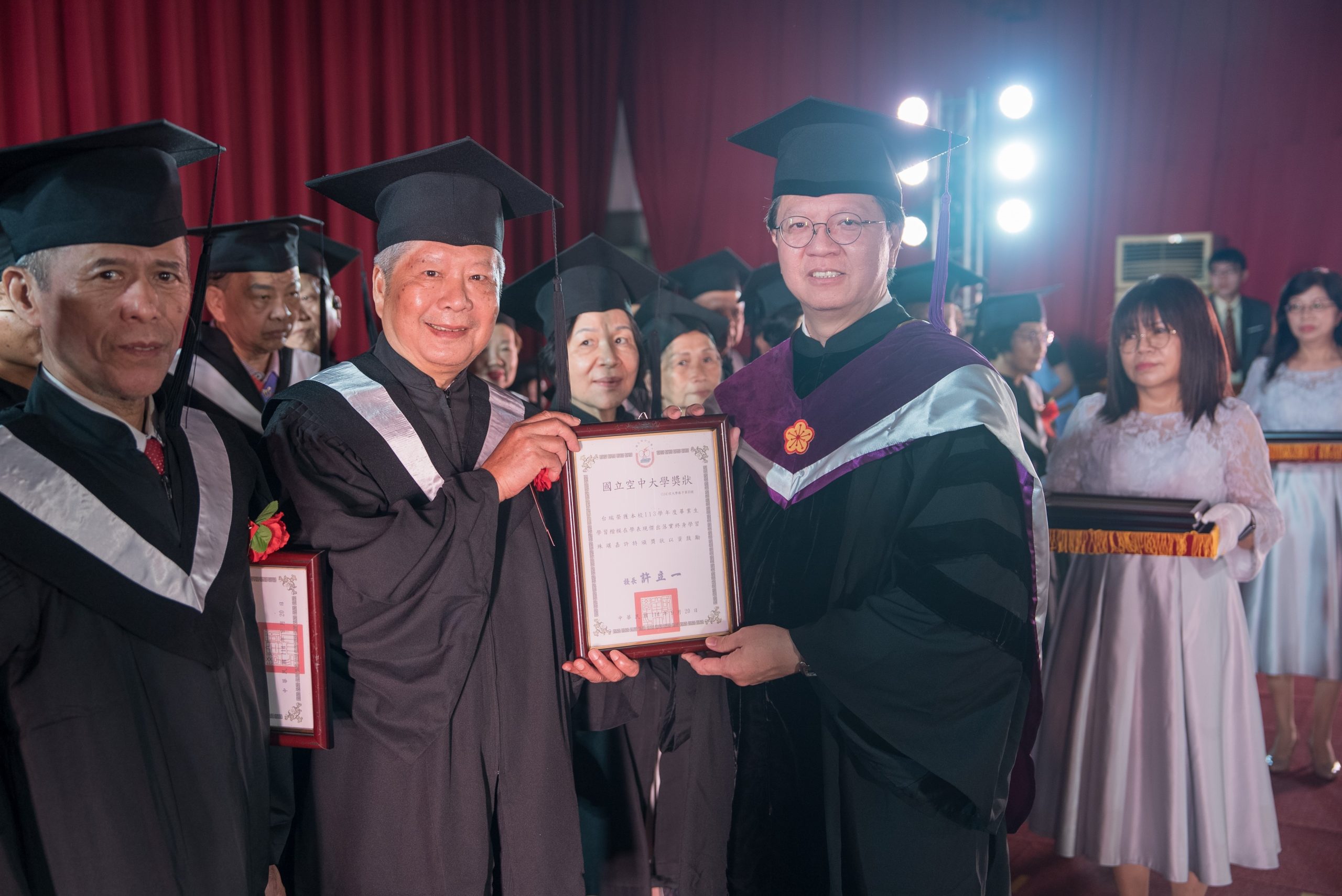 許校長為學生代表撥穗 - 報新聞 Mega News 許校長為學生代表撥穗 scaled 1